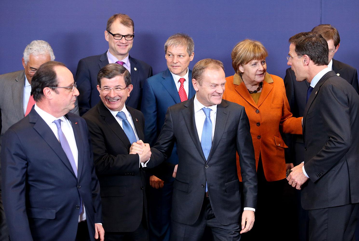 Turkiets premiärminister Ahmet Davutoglu med bland andra Donald Tusk, Francois Hollande och Angela Merkel.