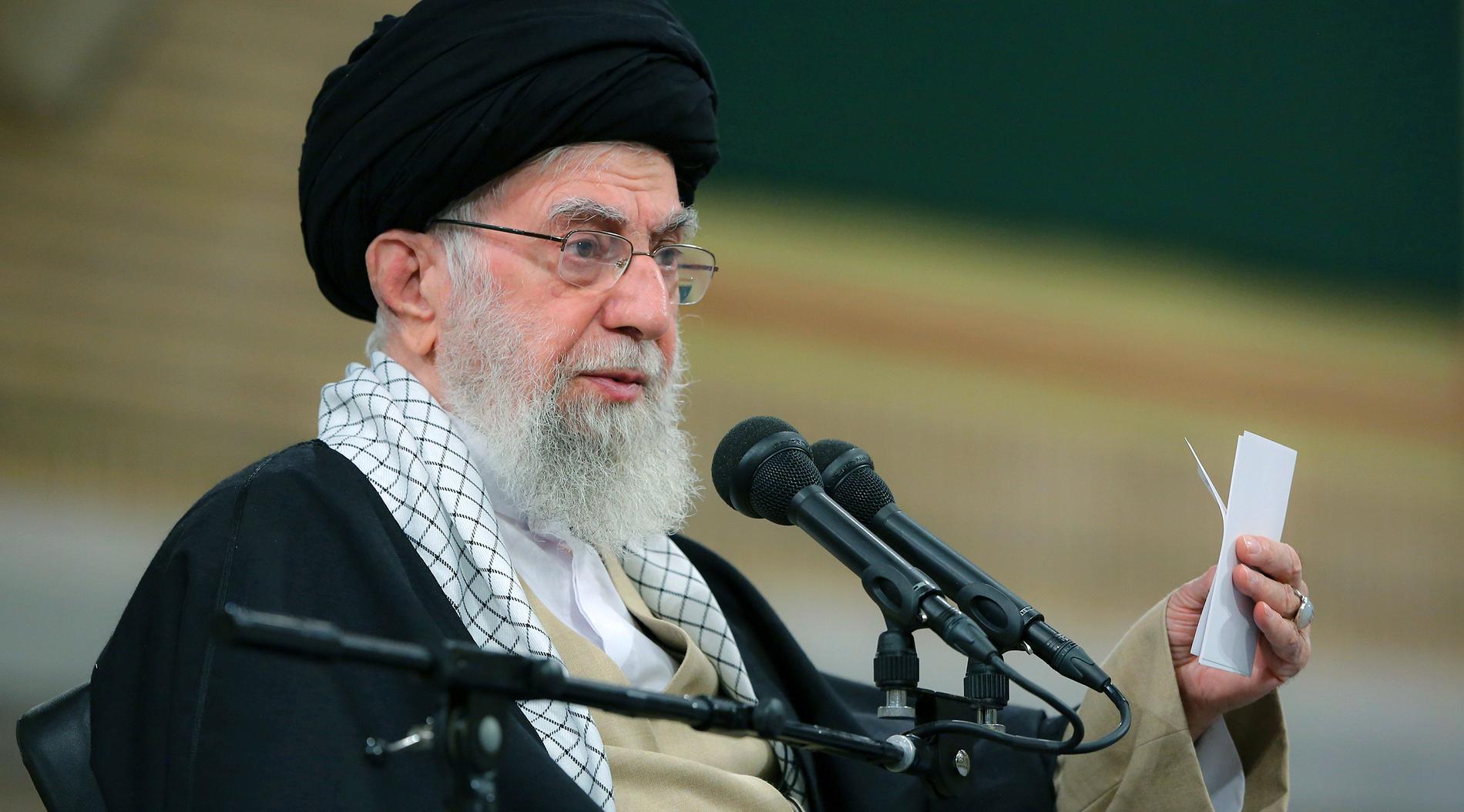 Irans högsta ledare, ayatollah Ali Khamenei, under ett möte i Teheran häromdagen. Enligt IRNA uppmanade han alla länder i regionen att ”klippa livlinan” för Israel.