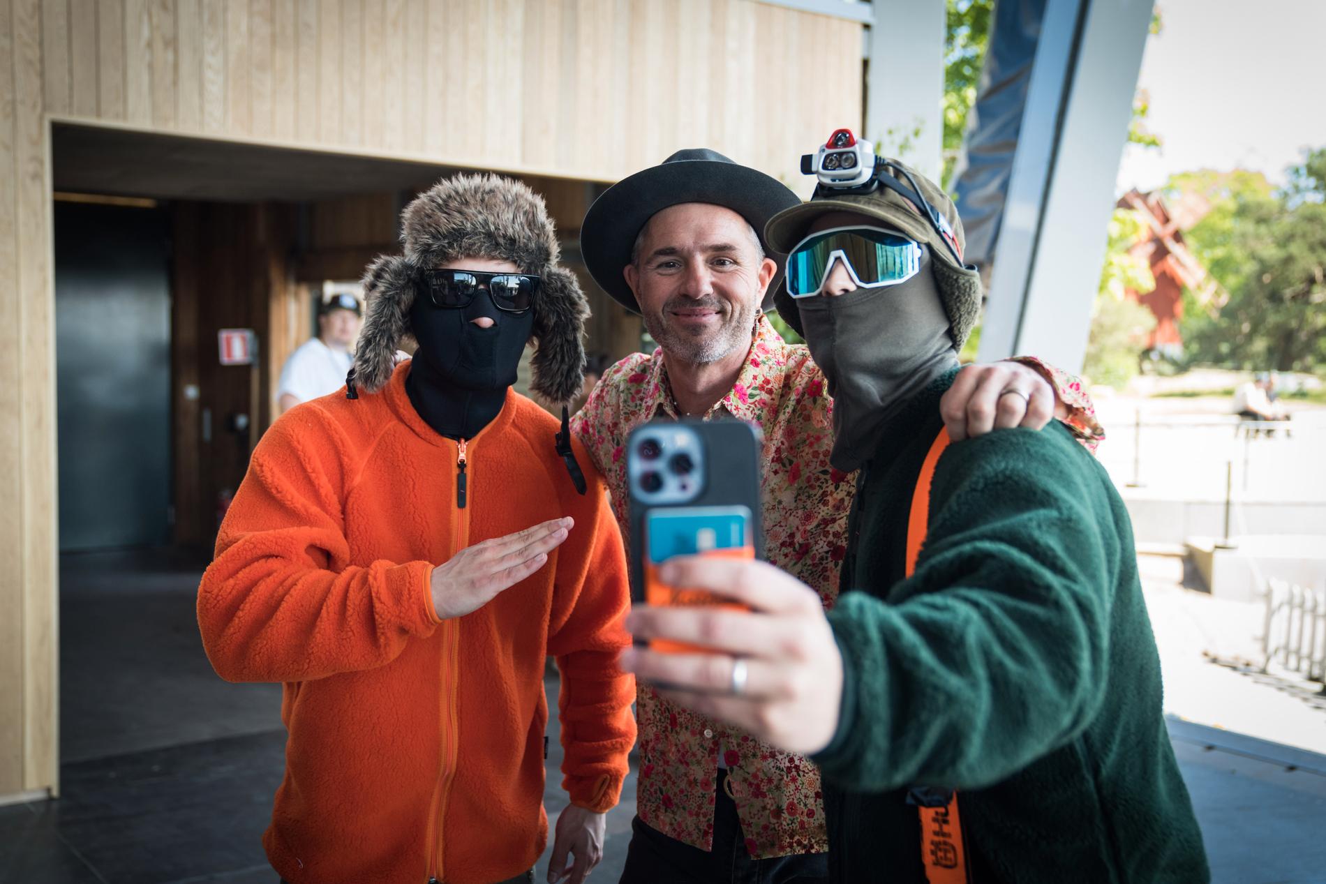 Hooja tog en selfie med Peter Jöback på pressonferensen inför ”Allsång på Skansen”.