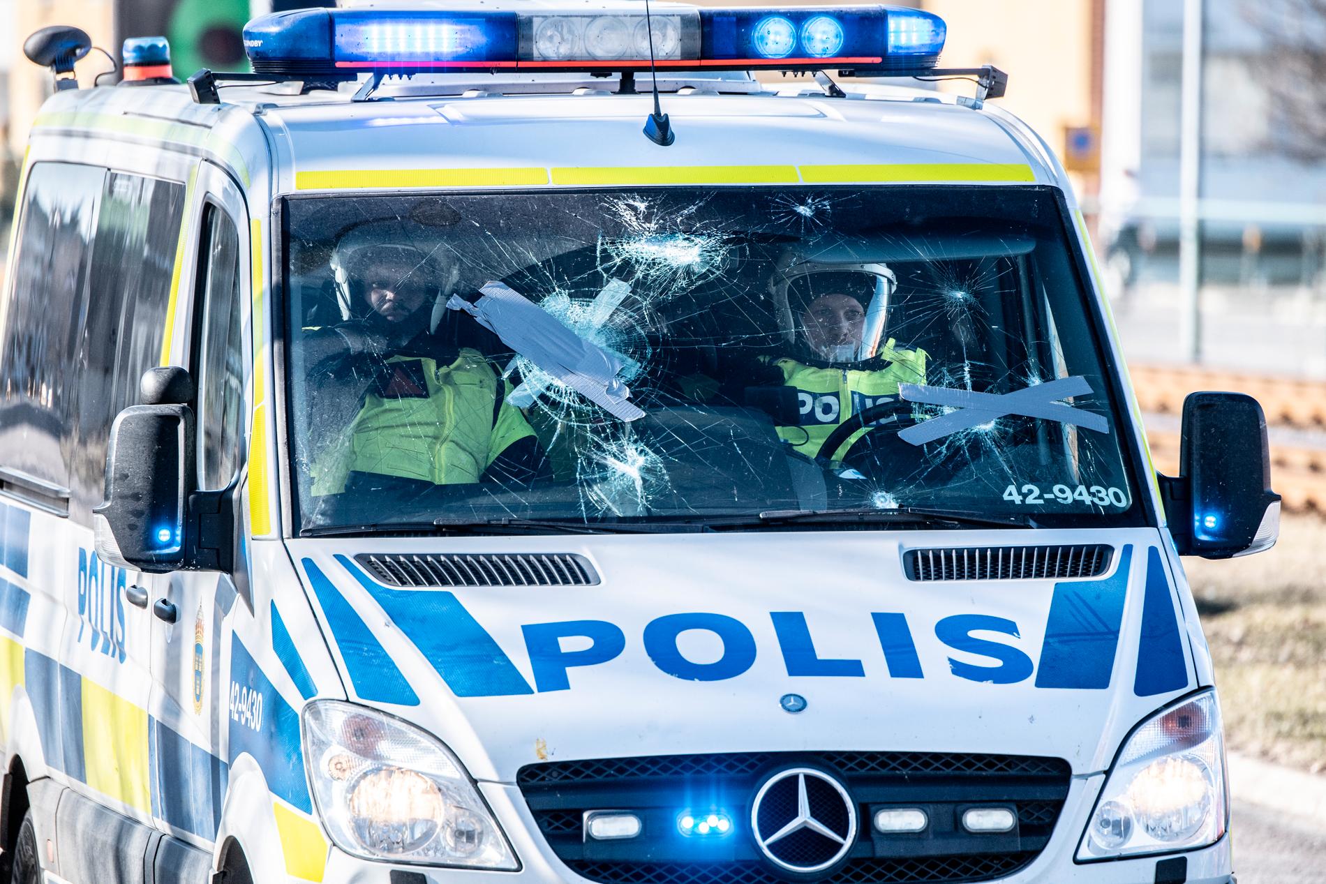 Polisbil attackerad av stenar som kastades under upploppen i Norrköping. 