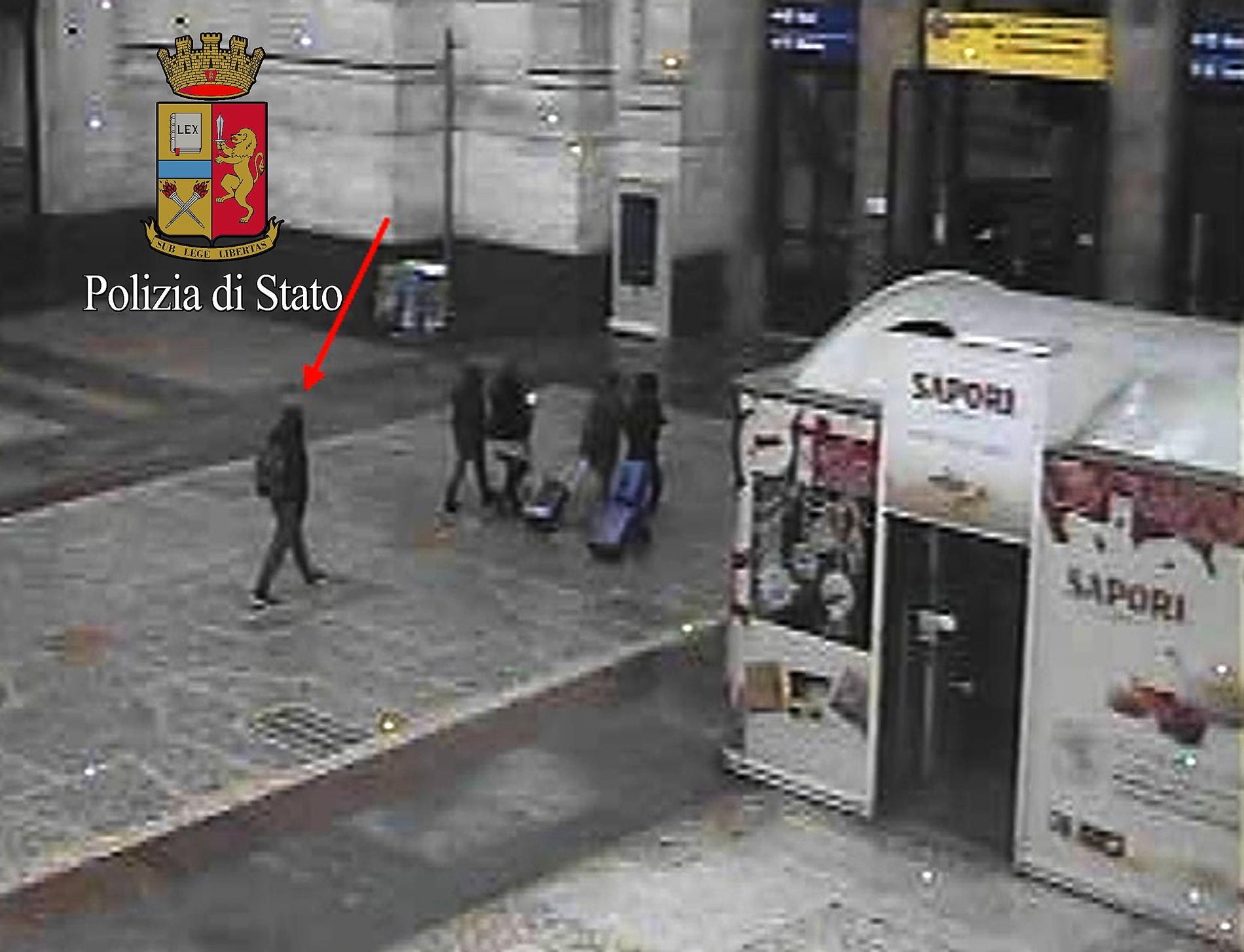 En bild från italienska polisen visar den misstänkte Berlin-terroristen Anis Amri på centralstationen i Milano.