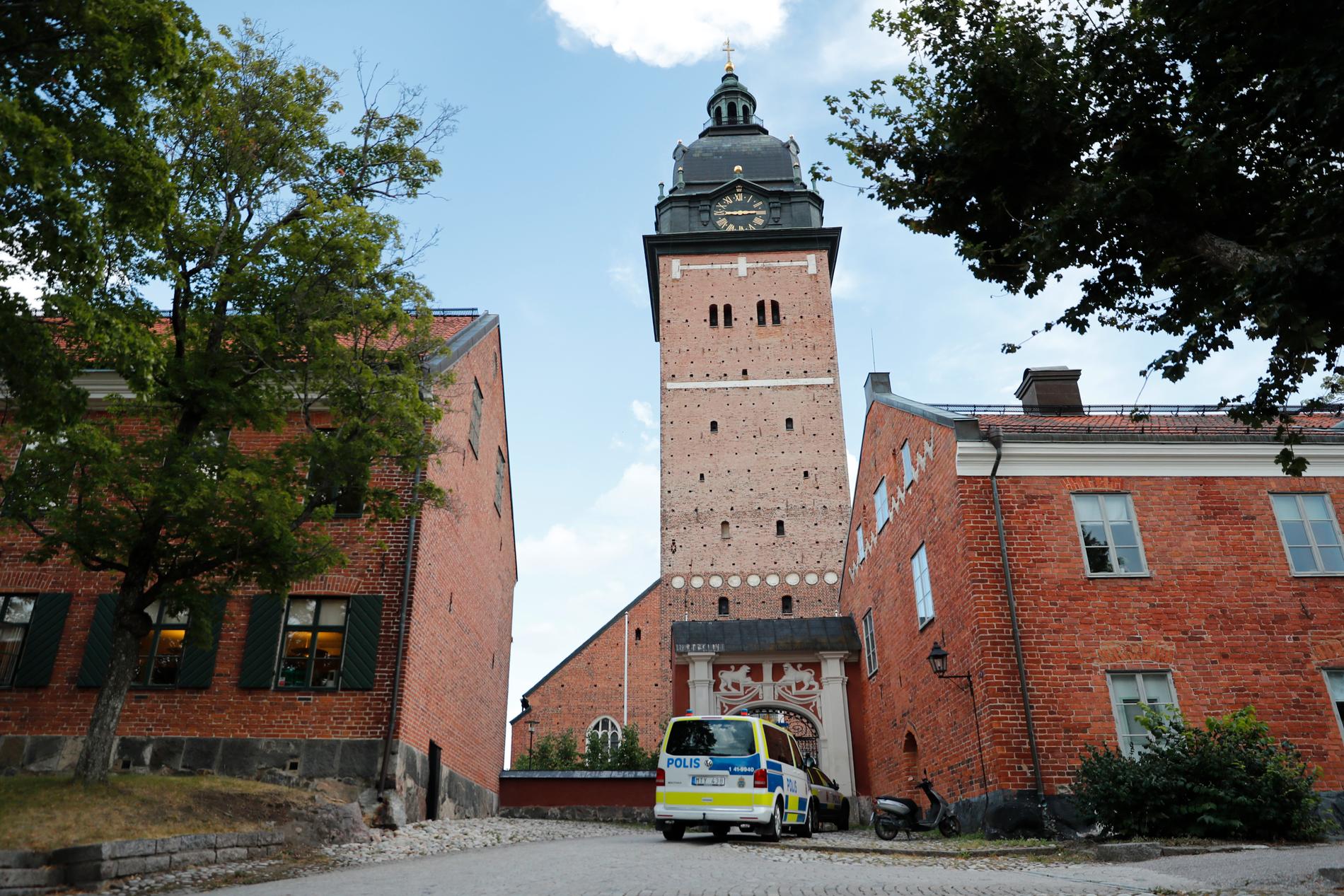 The police arrived to the cathedral cathedral of Strängnäs shortly after the crime. 