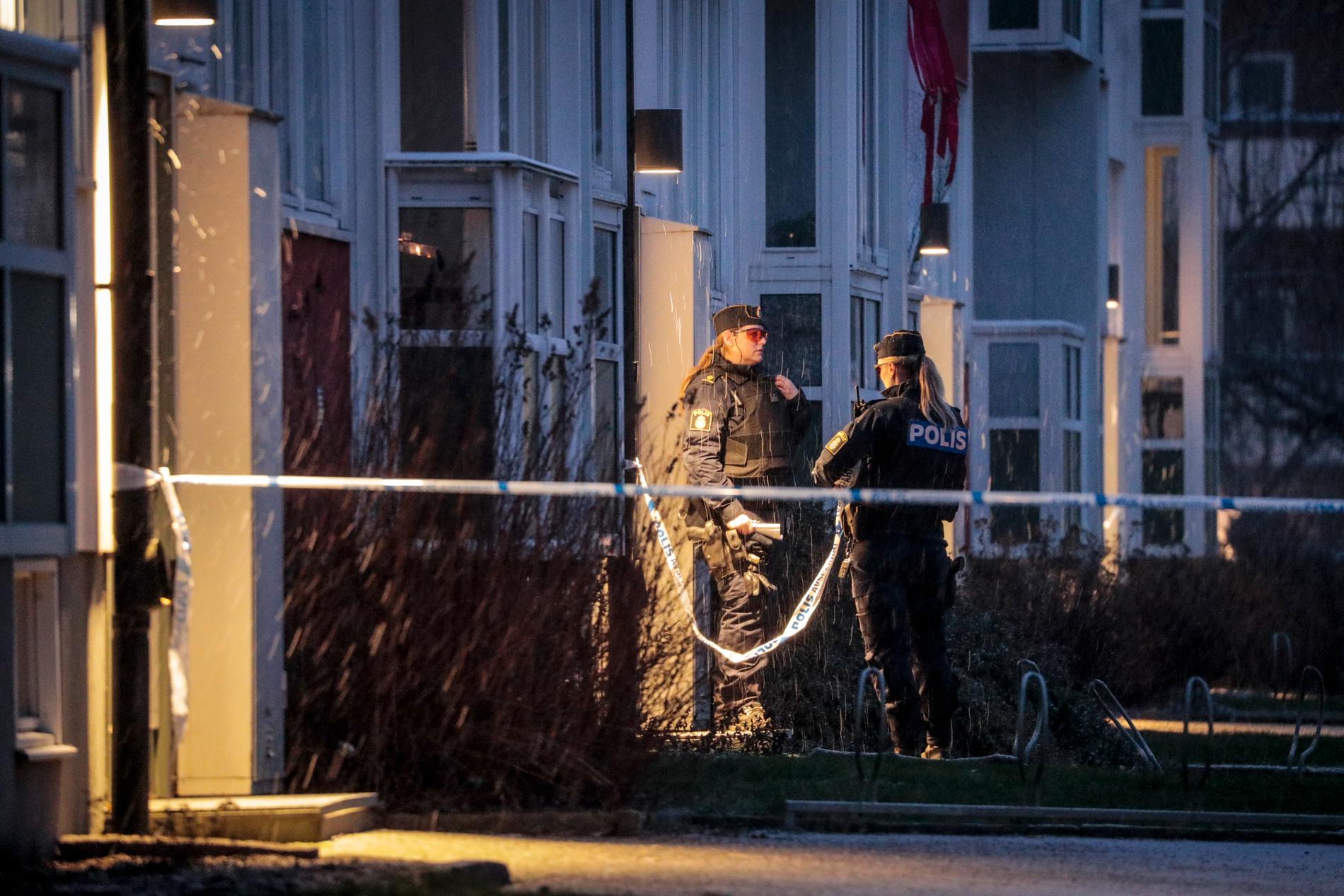 Polisen har spärrat av runt ett misstänkt explosivt föremål som hittades i Örebro.