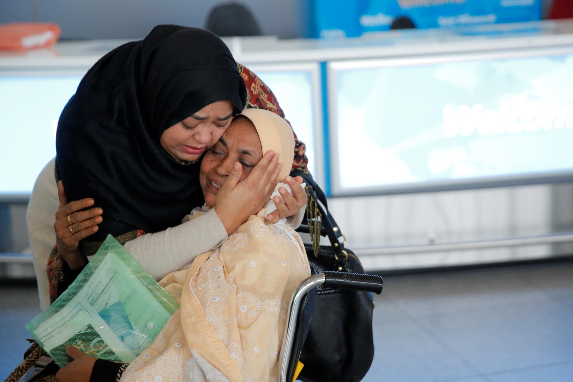 Många muslimer i USA är oroliga. En kvinna tar emot sin mamma på John F. Kennedy flygplats i New York.