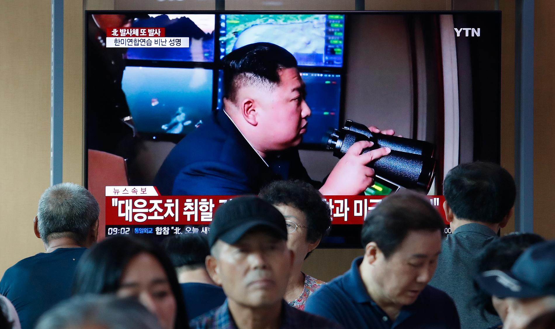 En tv-skärm på Seouls centralstation, med bilder på Kim Jong-Un, i tisdags.