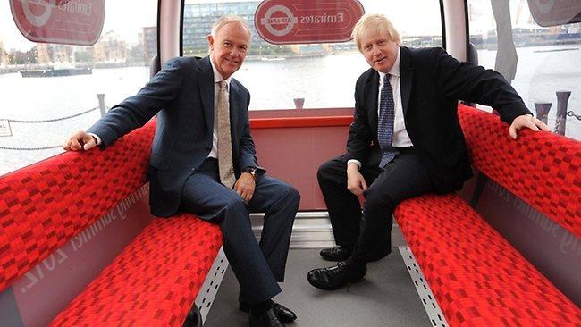 Tim Clark från flygbolaget Emirates (till vänster) och Londons borgmästare Boris Johnson provsitter en modell av linbanans kabiner.