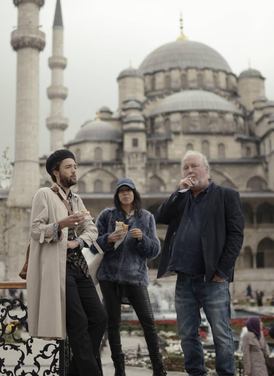 Plura med sidekickarna Adrian Modiggård och Titiyo Jah i Istanbul.