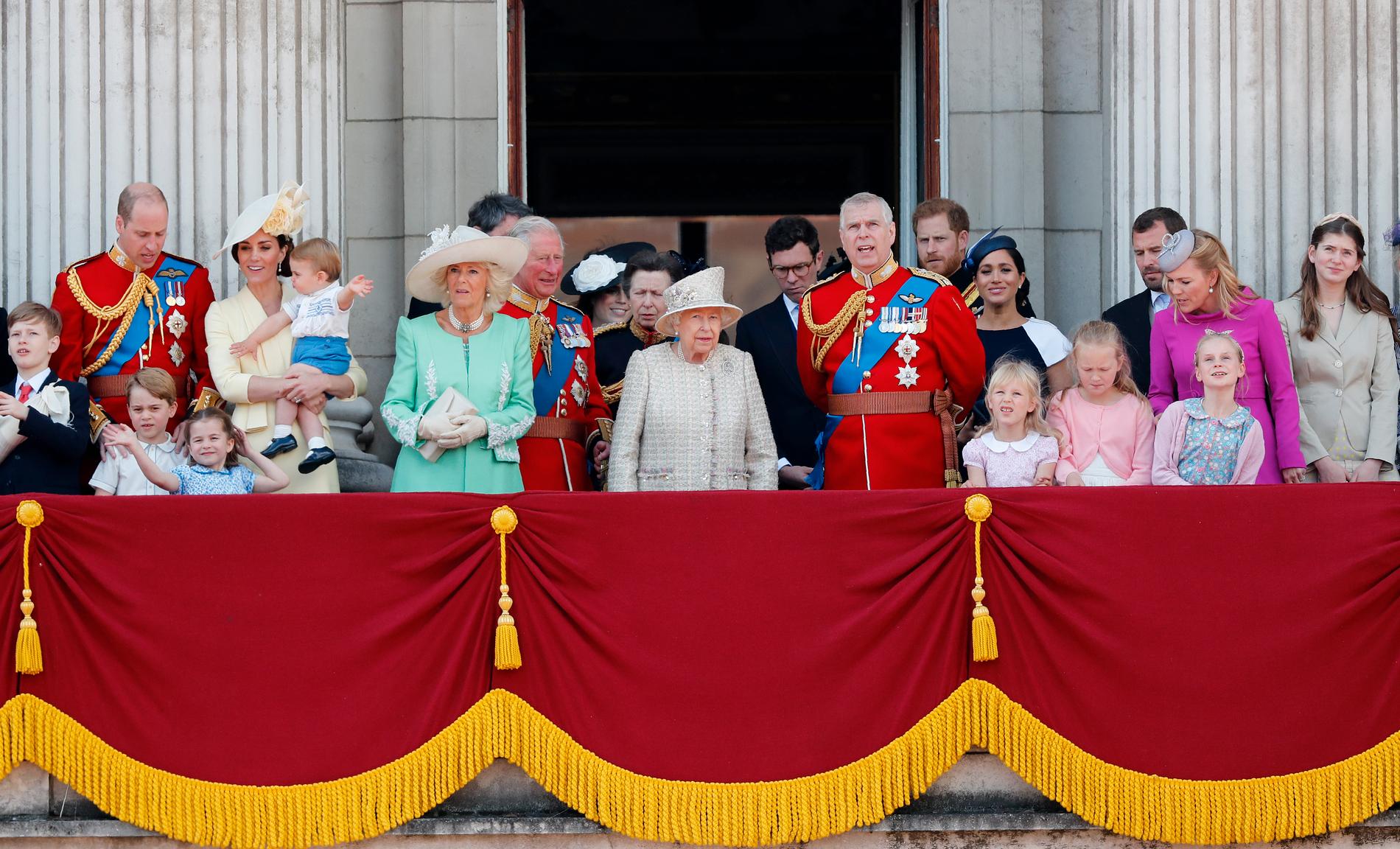 Prins Charles ryktas vilja banta det brittiska kungahuset när han tar över tronen – precis som kung Carl Gustaf gjort i Sverige.
