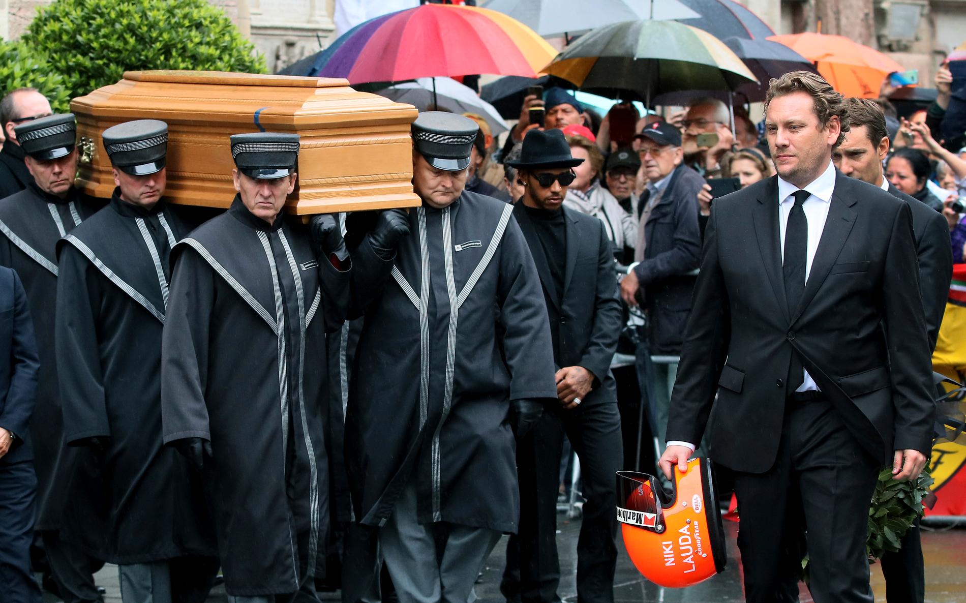 Lukas Lauda, till höger, och Matias precis bakom, under begravningen.