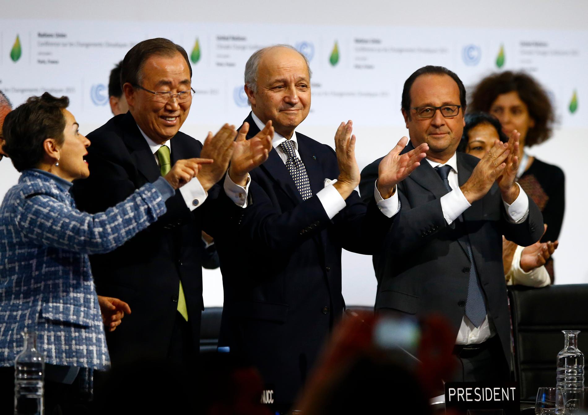 FN:s klimatchef  Christiana Figueres , FN-chefen Ban ki-Moon, Frankrikes utrikesminister Laurent Fabius och Frankrikes president Francois Hollande applåderar klimatavtalet.