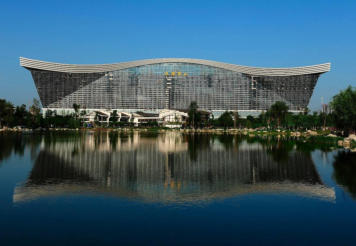 100 meter hög, 400 meter bred och 500 meter lång - se där de imponerande yttermåtten på nya New Century Global Centre i Chengdu, Kina.