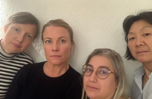 Kollegorna Linnea Wallenberg, Sanna Wikström, Gita Hagenstam och Marit Pettersson har fått övernatta på flygplatsen sedan i fredags.