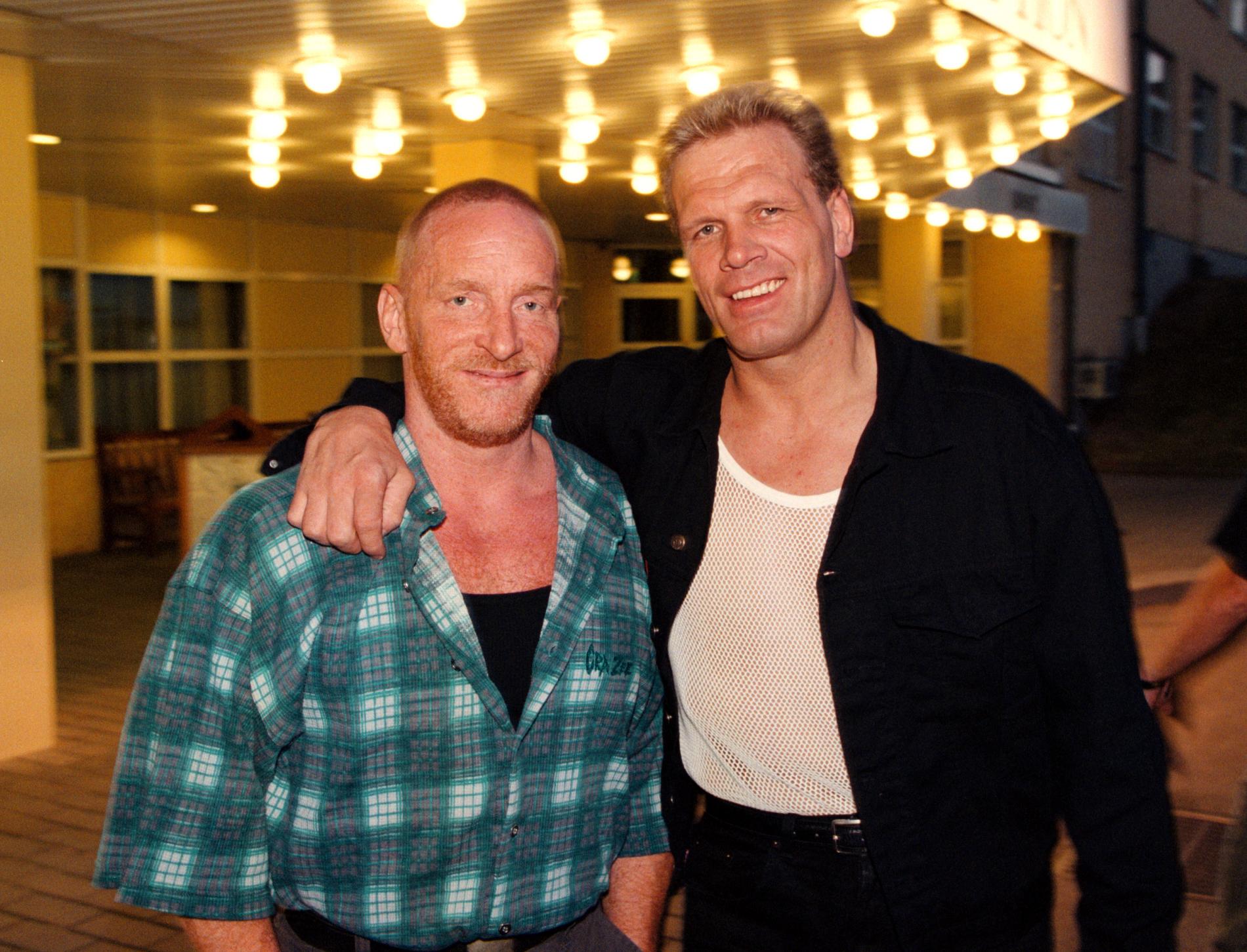 Lennart ”Hoa-hoa” Dahlgren poserar ihop med Frank Andersson, inför fotbollsmatchen ”Bjö rn Borg Superstars” sommaren 1997. 