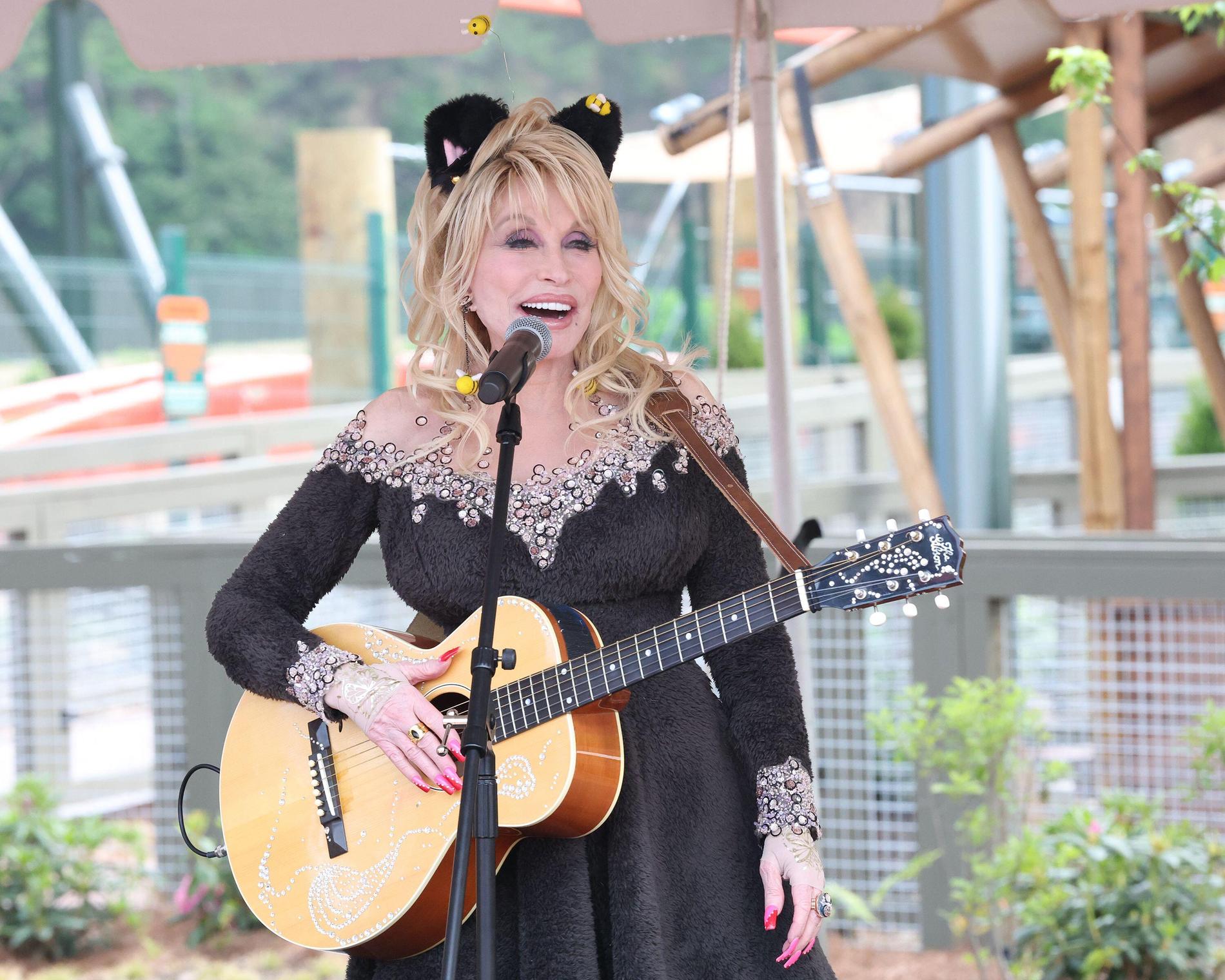 Dolly Parton vid premiären av Big Bear Mountain i Wildwood Grove i Dollywood, maj 2023.
