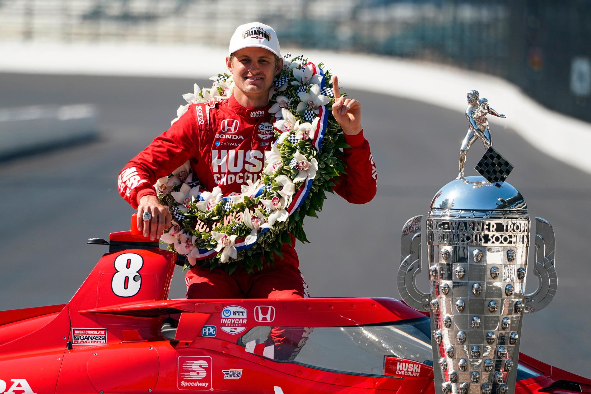 Marcus Ericsson poserar dagen efter segern i Indianapolis.