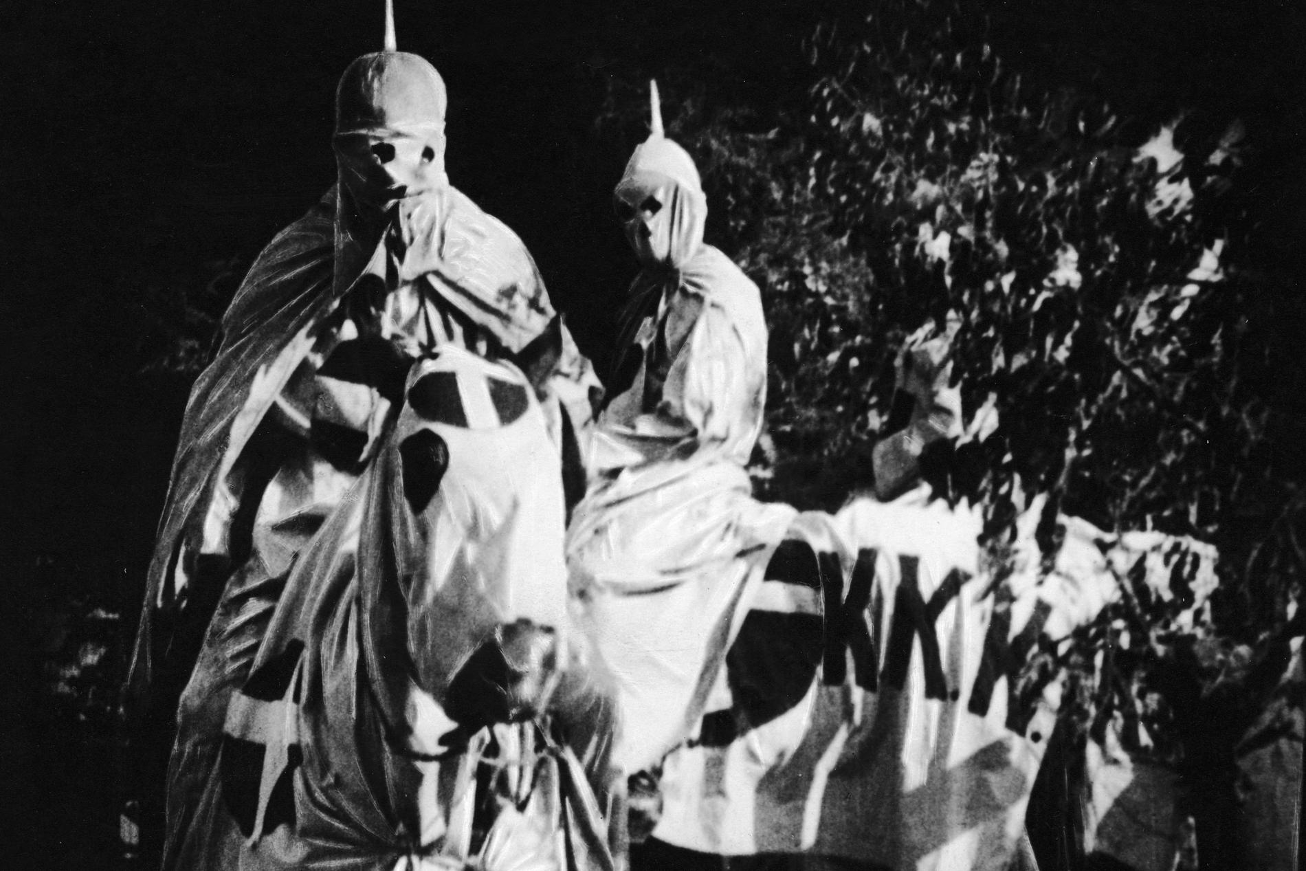 Ku Klux Klan-”hjältar” i den klassiska men också rasistiska filmen ”Nationens födelse” (1915).