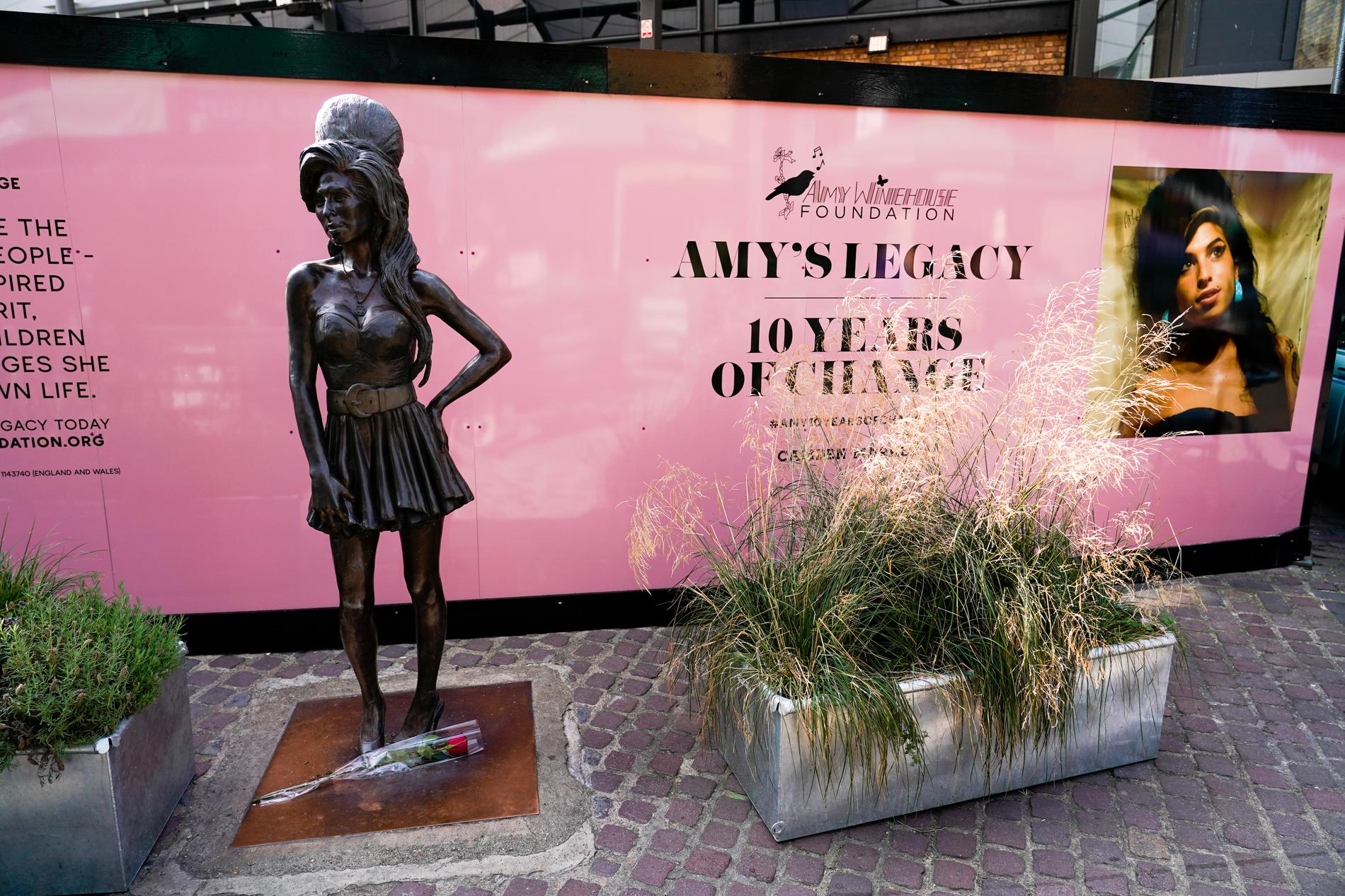 En ensam ros hyllade minnet av Amy Winehouse, tio år efter hennes död. Statyn av den brittiska sångerskan står vid ingången till Camden Market.
