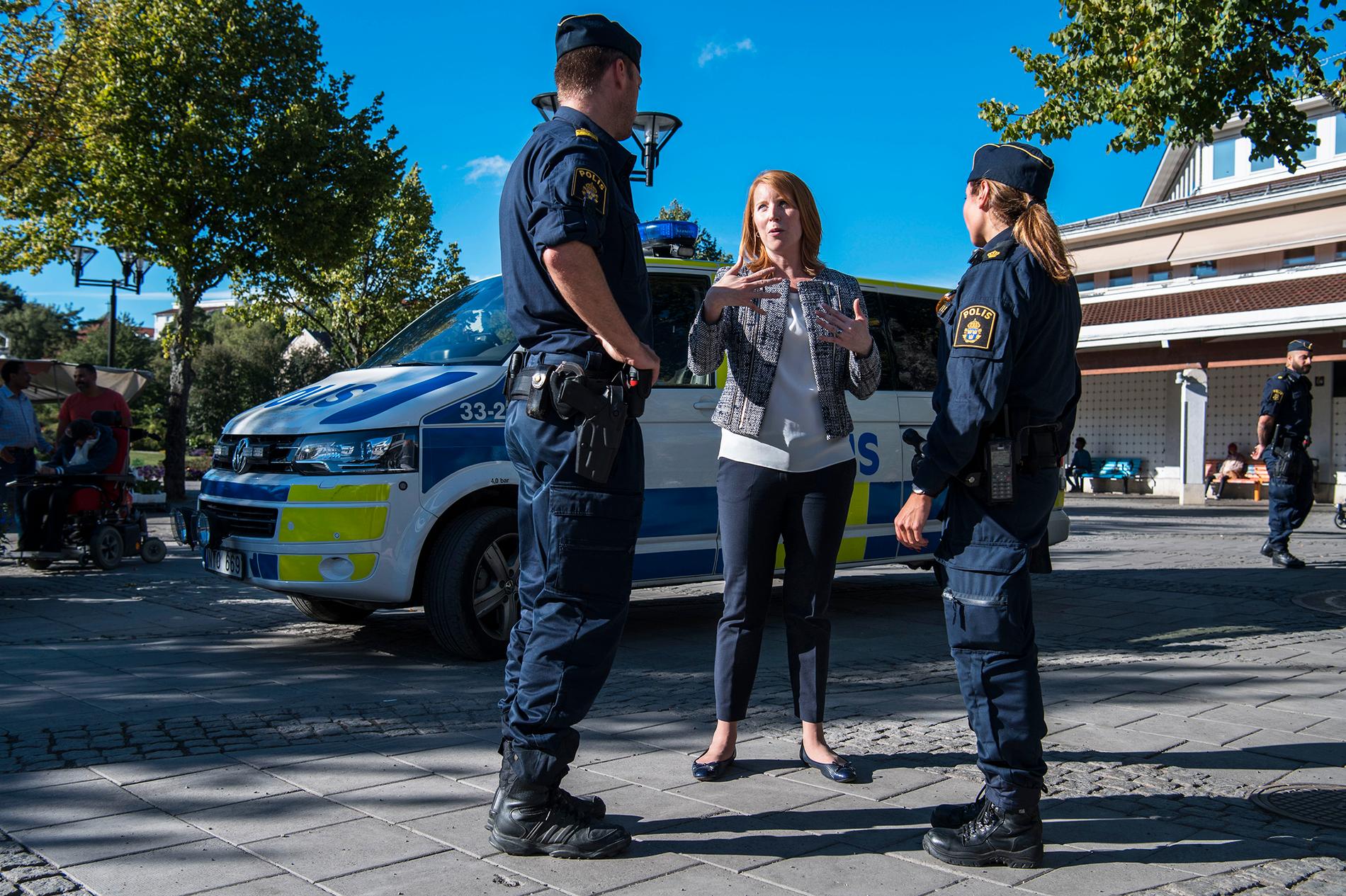 Centerpartiets Annie Lööf besöker Rissne i utanför Stockholm.