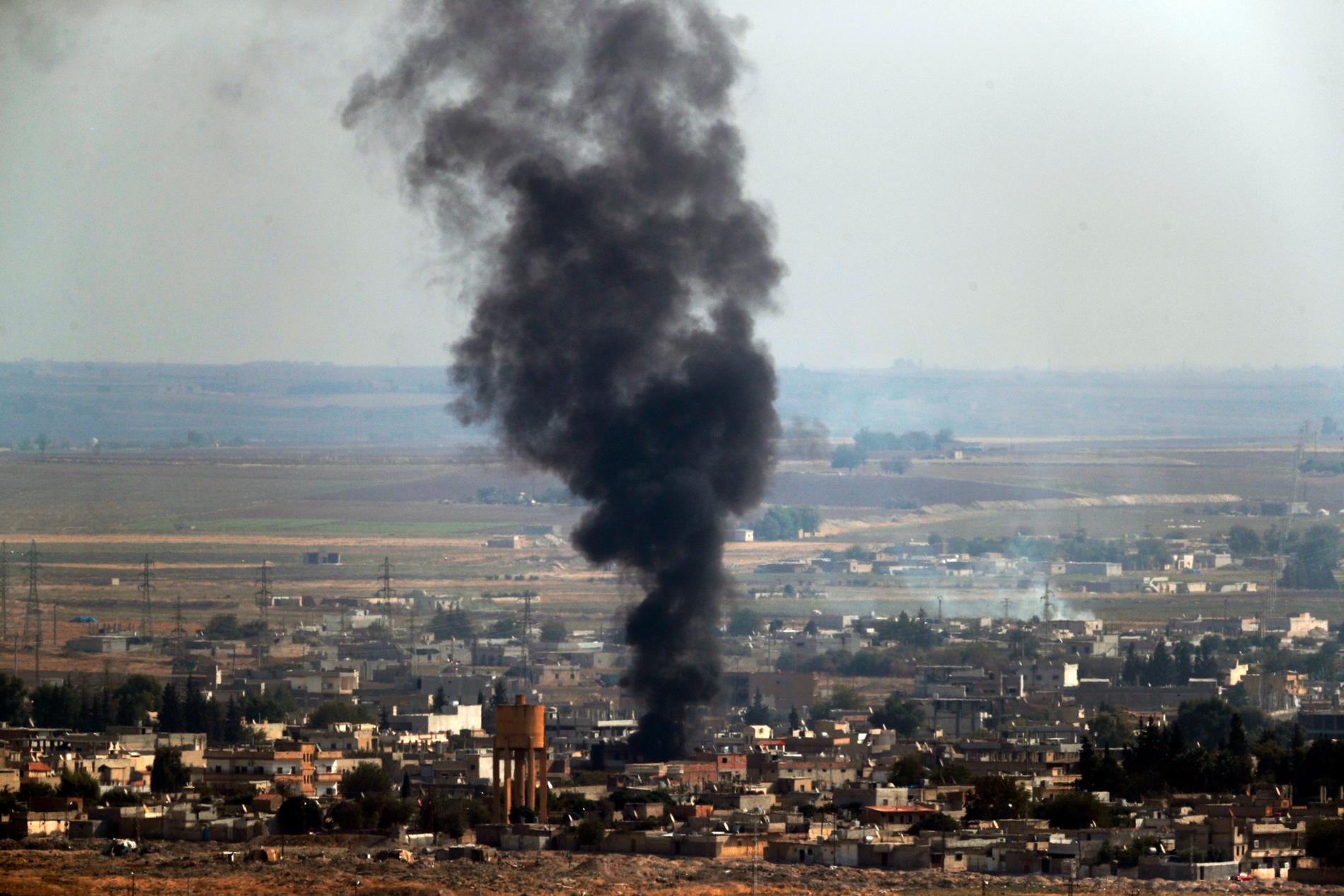 Rök stiger från syriska Ras al-Ayn efter beskjutning från turkiskt håll. Bild tagen 17 oktober.