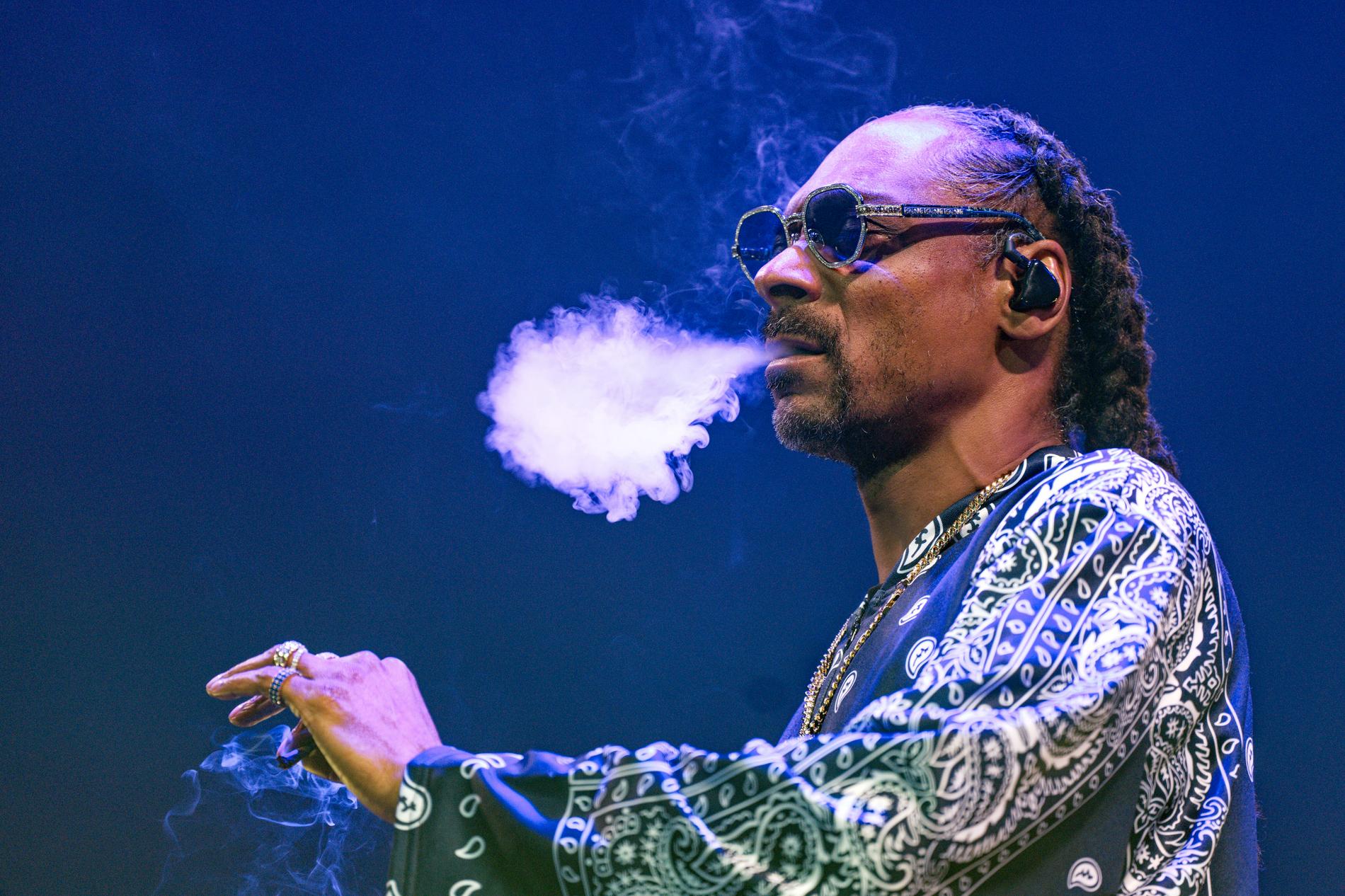 Rapparen Snoop Dogg röker under en konsert i Köln tidigare i höst. Arkivbild.
