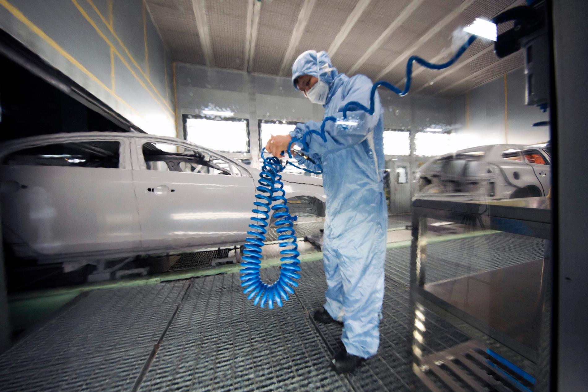 En anställd tvättar bilar på Volvos fabrik i kinesiska staden Chengdu. 
