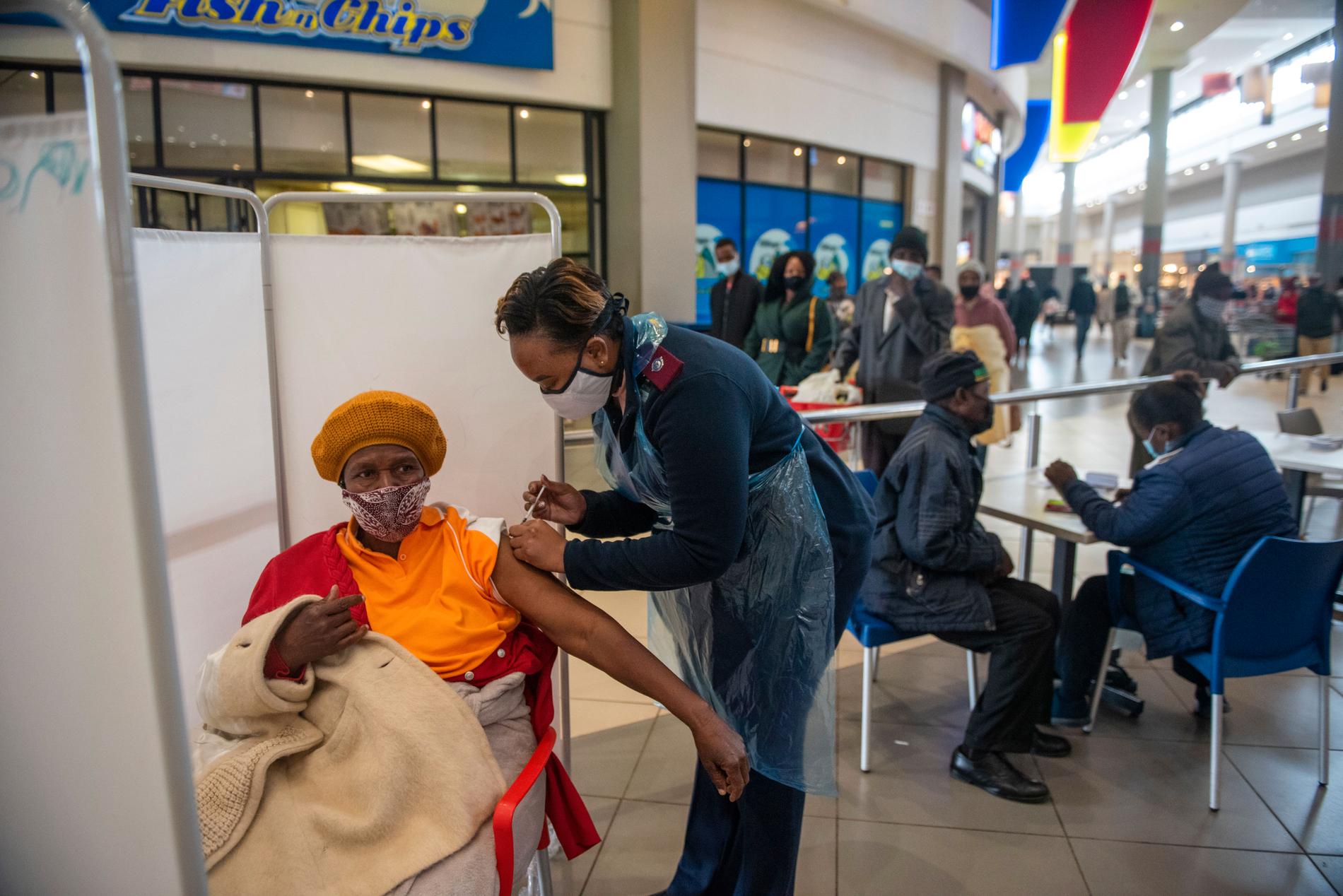 Patient får vaccin i Sydafrika.