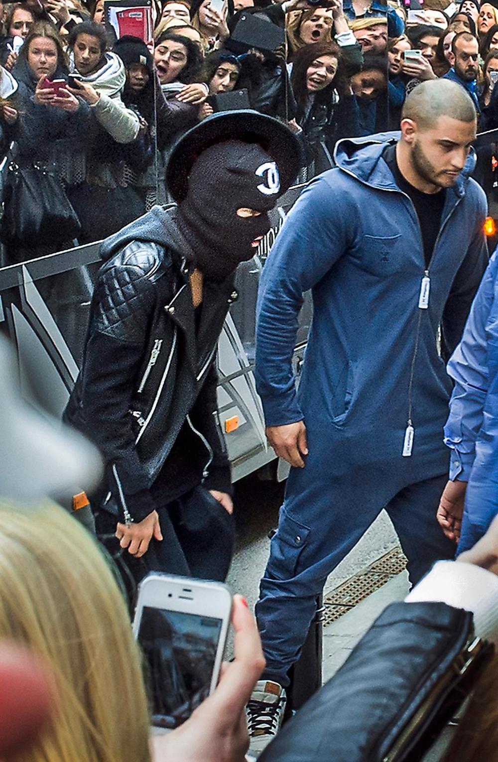 Justin Bieber anländer maskerad till Grand Hôtel – steget före den maskerade kvinnan.