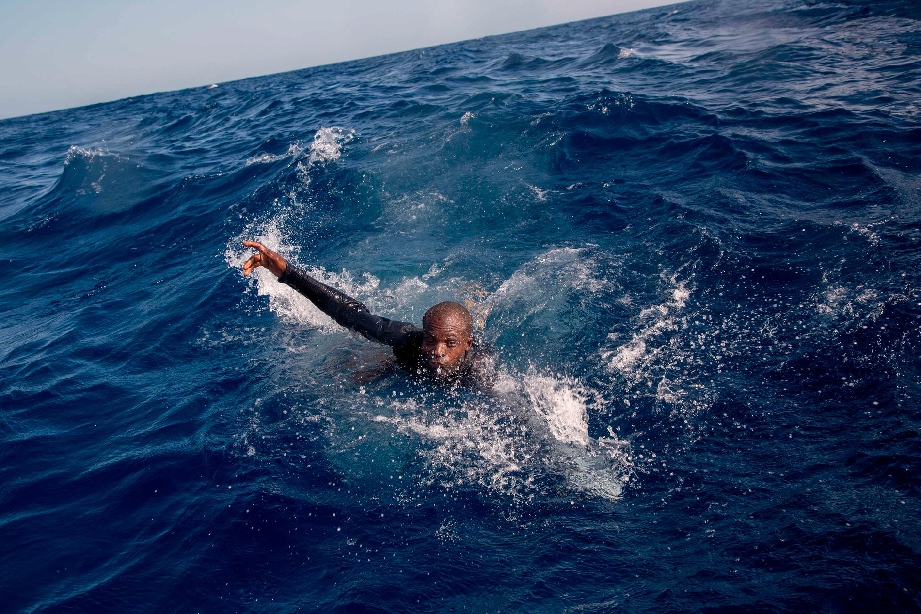 ”När jag tog den här bilden hörde jag hur han tappade andan i vattnet. Jag hör fortfarande det ljudet i mitt huvud.”, säger fotografen Alessio Paduano till BBC.