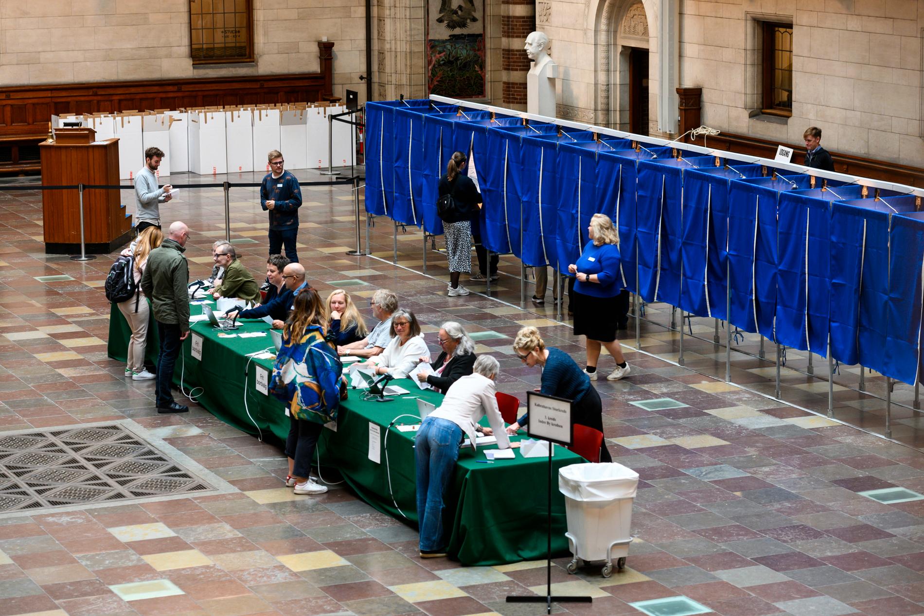 Danskar röstar i valet till EU-parlamentet i en vallokal i Köpenhamn.
