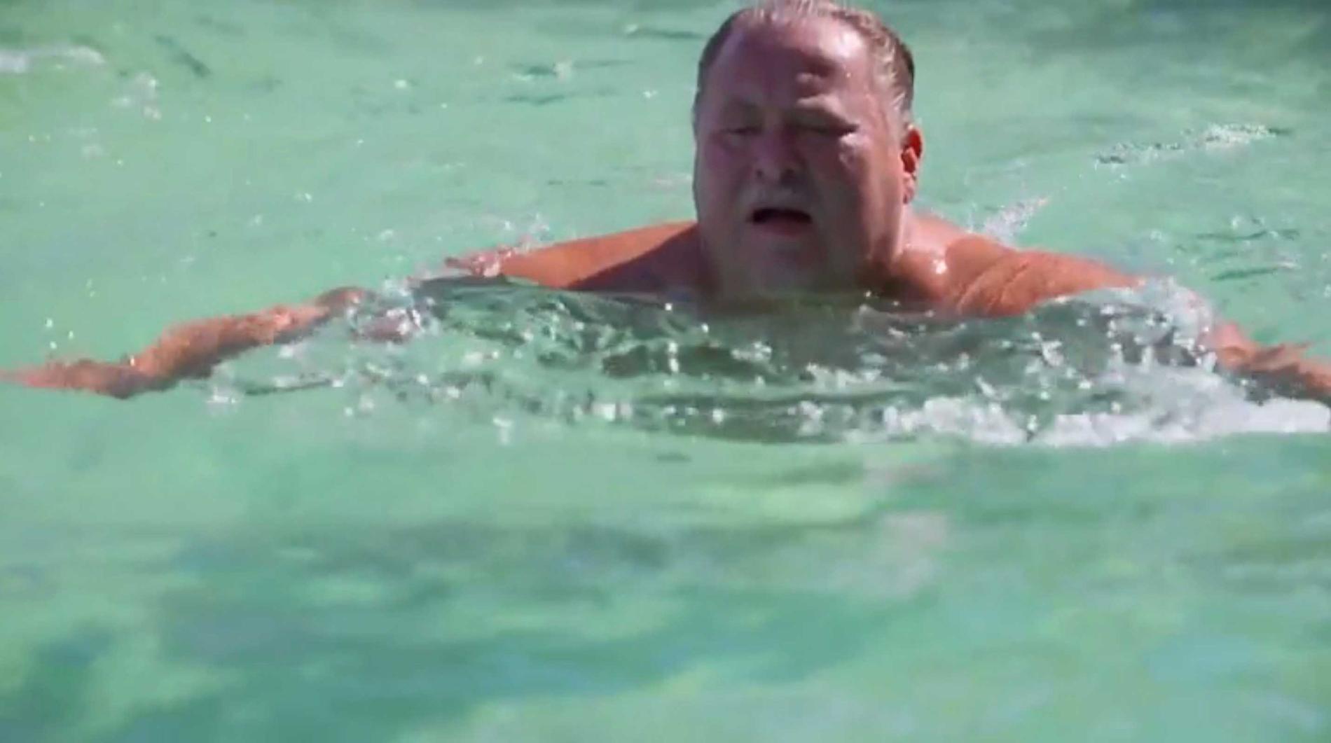 Leif-Ivan plaskar i poolen i Florida.