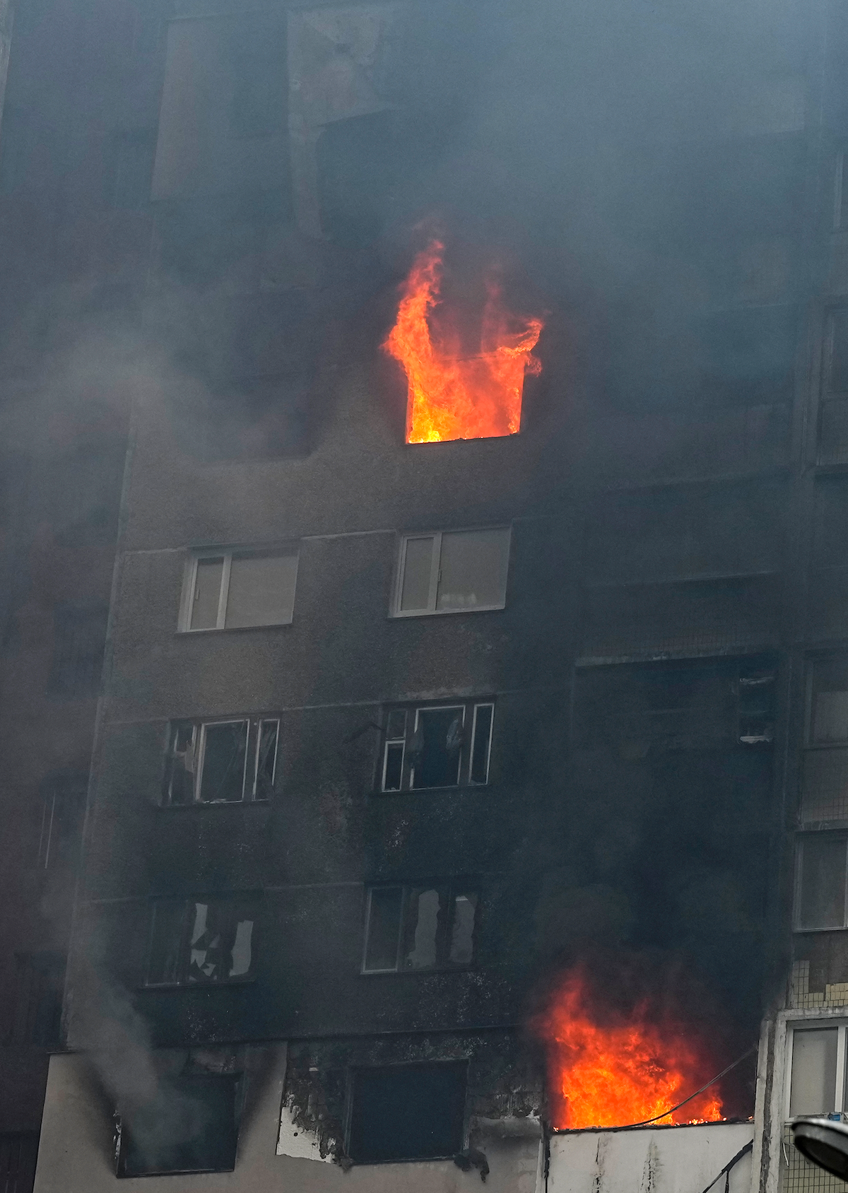 Attack mot ett bostadshus i Ukraina.