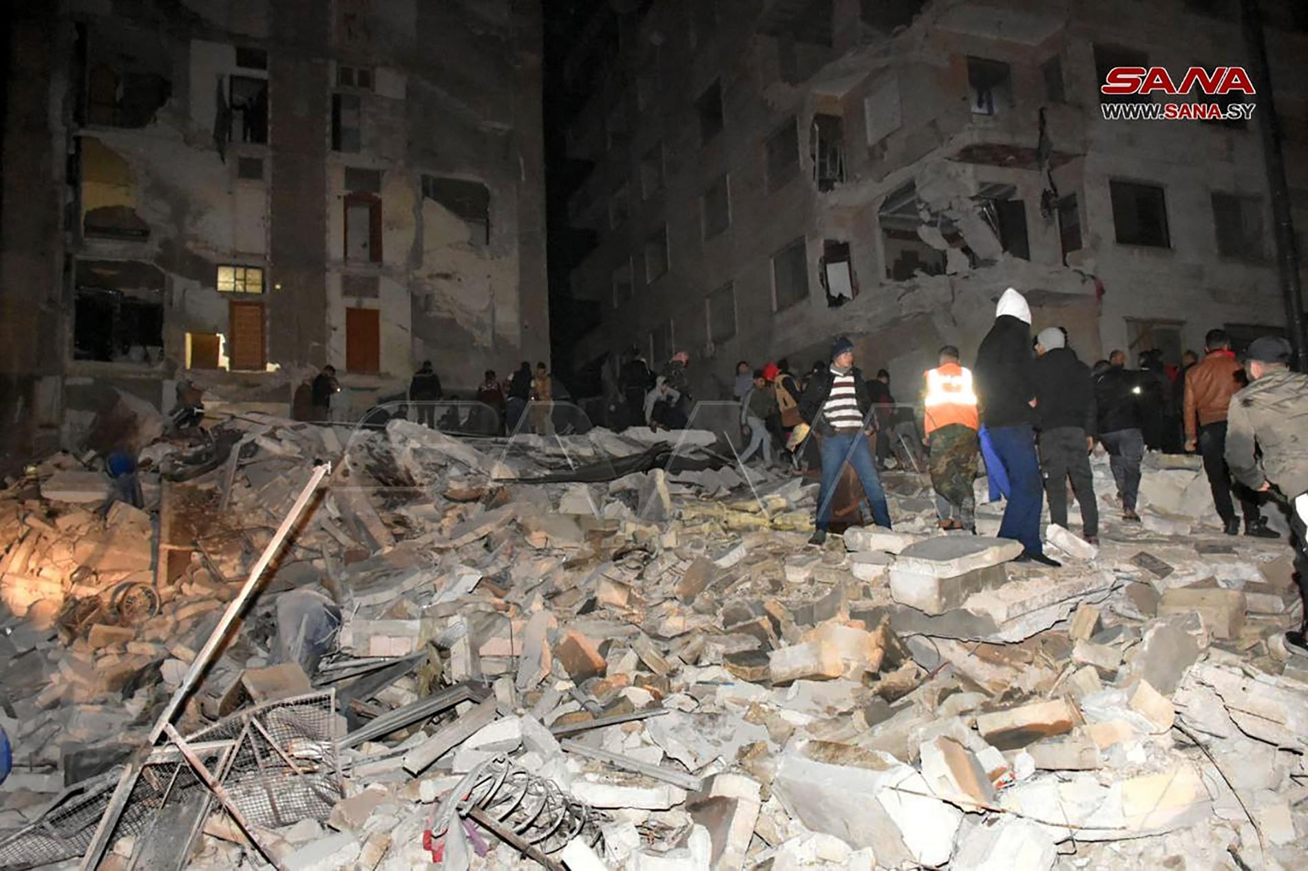 Ett kollapsat åttavåningshus i staden Hama i Syrien.