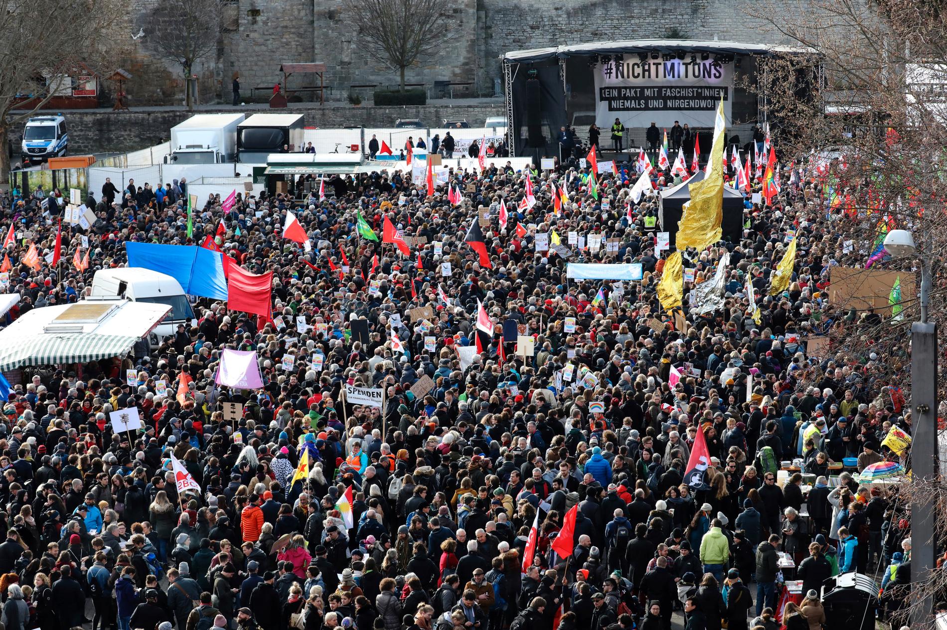 Tusentals människor demonstrerade på lördagen i staden Erfurt i tyska Thüringen.