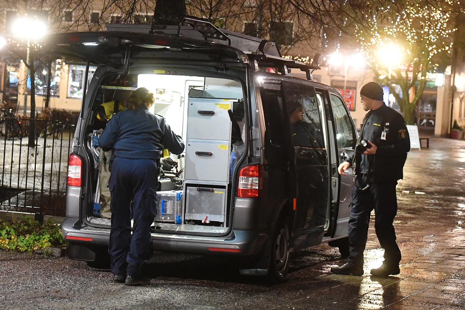 Polisen har larmats till Bagarmossen i södra Stockholm efter att smällar hörts.