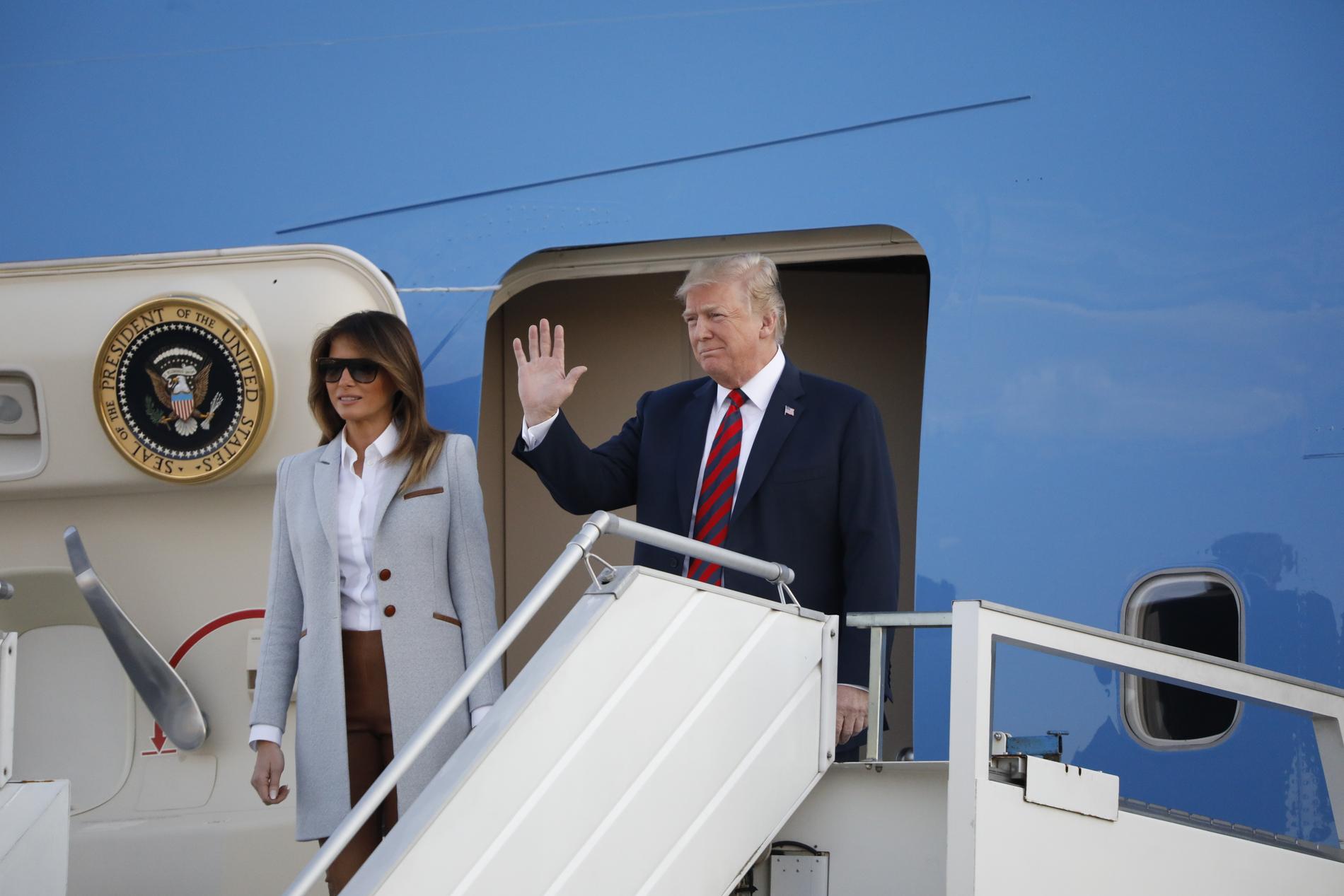 President Donald Trump och hustrun Melania landar på Helsingfors-Vanda flygplats inför måndagens toppmöte med Rysslands Vladimir Putin.