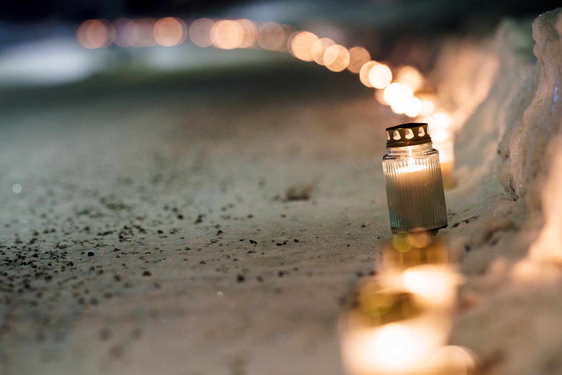 Ljus har tänts längs med riksväg 4 för att hedra offren i raskatastrofen.