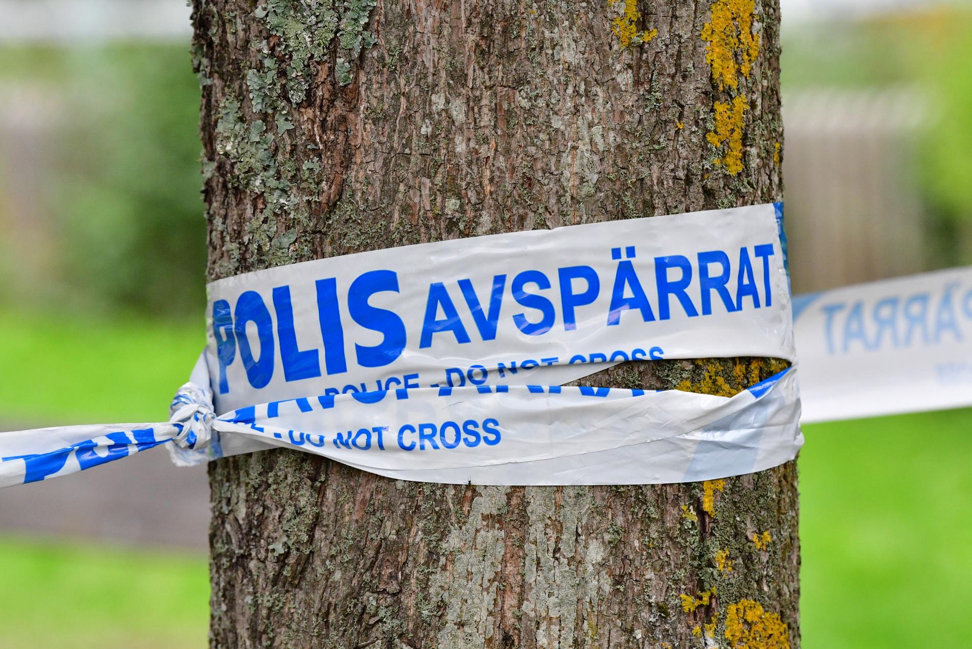 Polisen hittade de två skottskadade personerna på en innergård i Hjulsta. En av männen avled senare. Arkivbild.