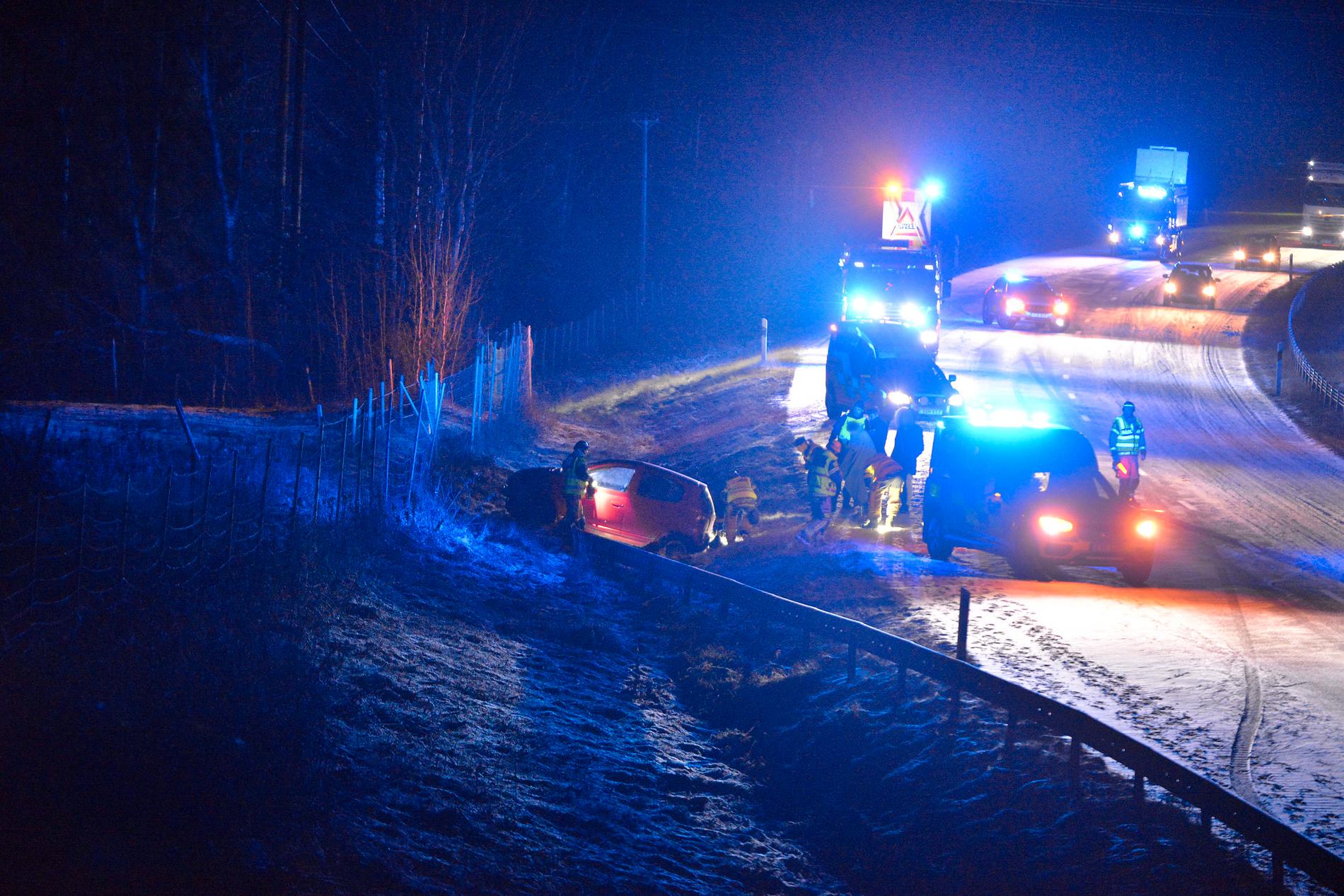 I lördags larmades räddningstjänst, ambulans och polis till en olycka på E4 utanför Norrköping efter att en bilist kört av vägen. Det var mycket halt på platsen. Ingen person ska ha skadats allvarligt.