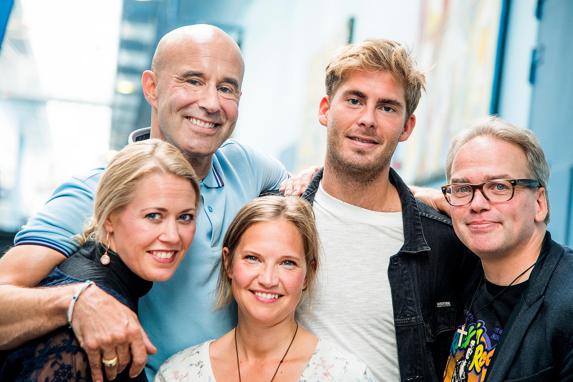 mark Levengood med årets dejtande deltagare i ”Tro, hopp och kärlek”, Filip Jönsson, Björn Skogsberg, Jennie Wall och Lina Maylim.
