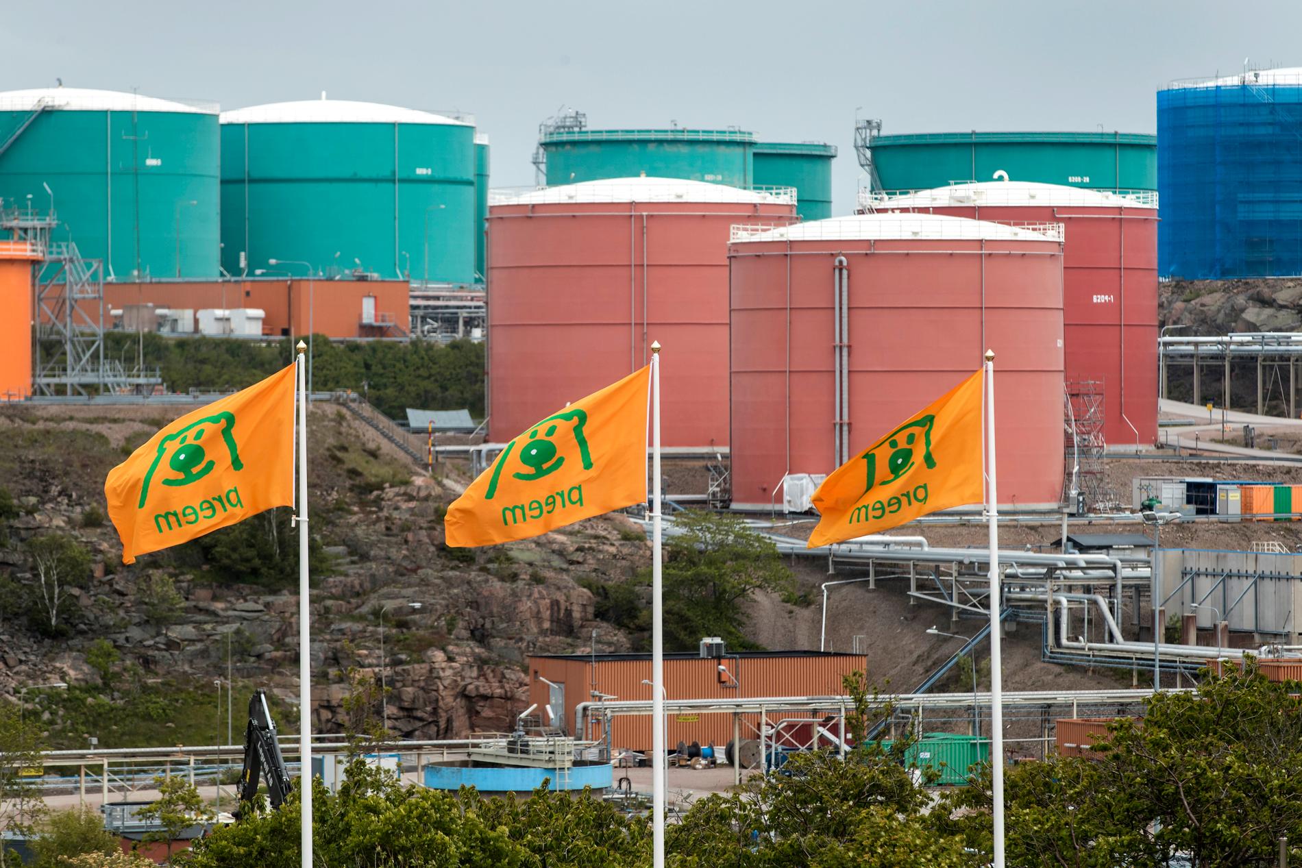Mark- och miljööverdomstolen skjuter upp beslutet om prövningstillstånd för Preems utbyggnad av oljeraffinaderiet i Lysekil. Arkivbild.