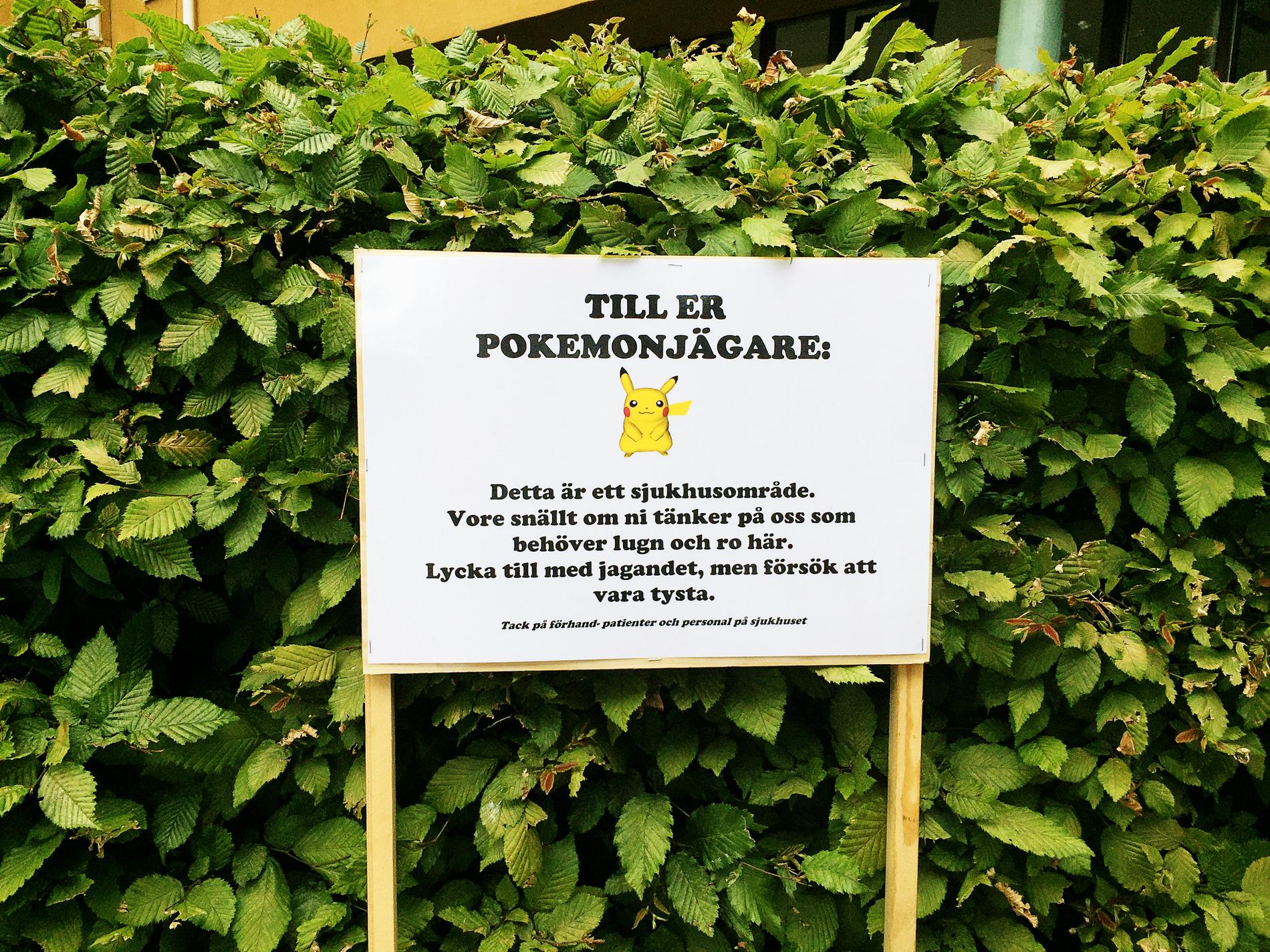 Skylt vid Kullbergska sjukhuset som uppmanar alla pokemonspelare att ta de lungt på området.