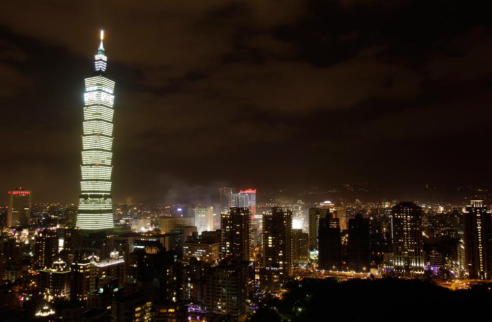 Taipei 101, som med sina 508 meter tidigare var världens högsta byggnad, kan vara särskilt utsatt för stormen