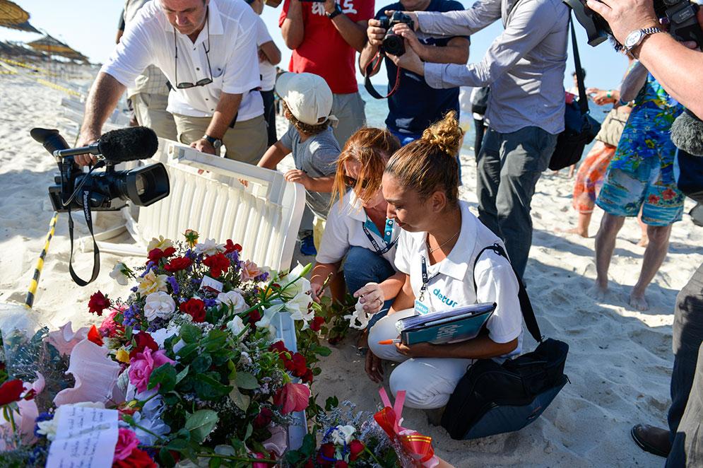 Medarebetare på resebyrån Detur placerar blommor vid platsen där attentatet skedde.