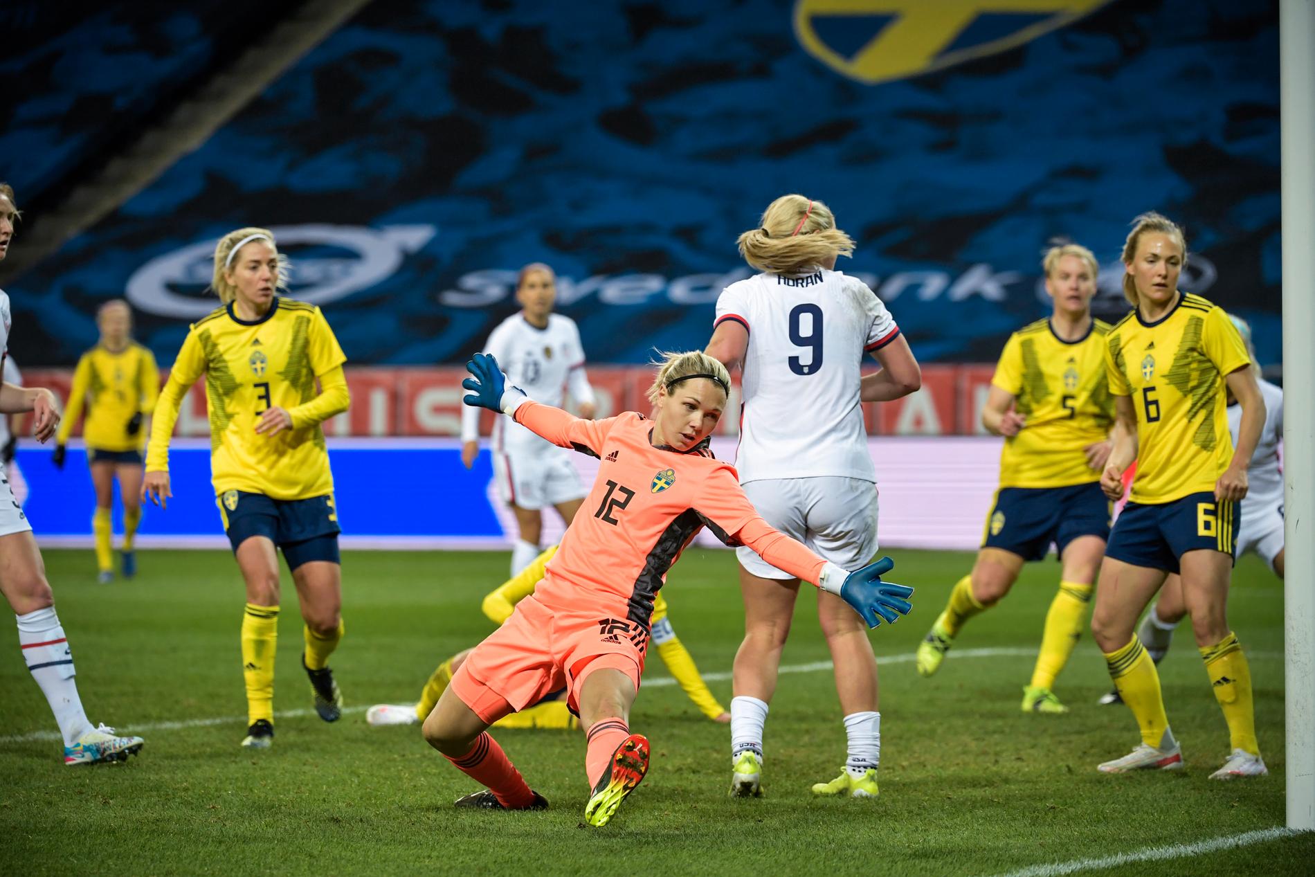 Sveriges målvakt Jennifer Falk under lördagens fotbollslandskamp mellan Sverige och USA på Friends arena.