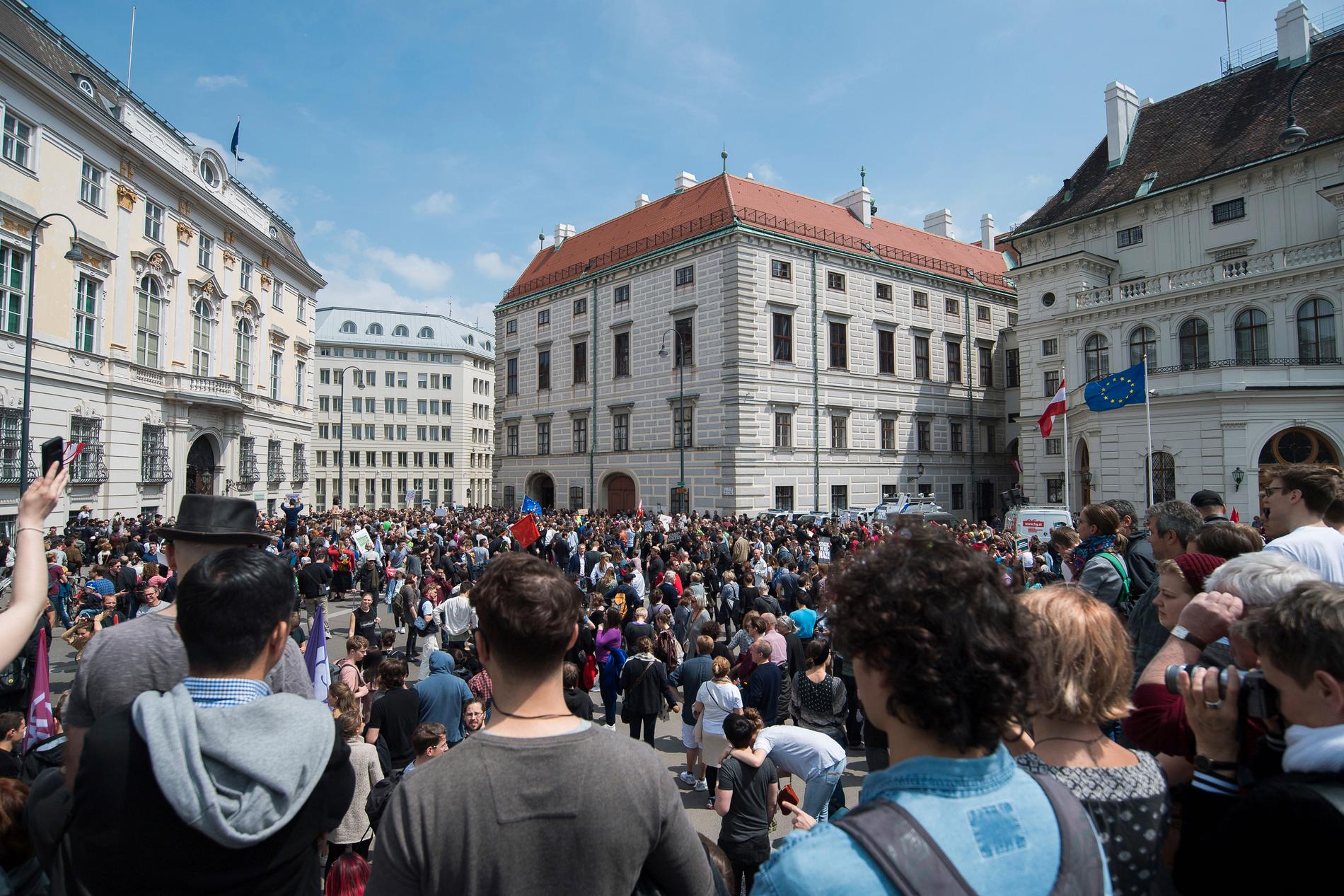 Protester utanför förbundskanslerns kansli i Wien.