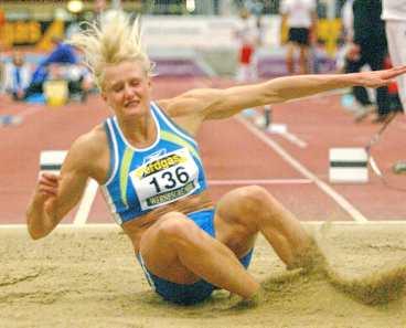 HITTAT RÄTT ANSATS Carolina Klüft närmar sig VM-formen. I går slog hon personligt inomhusrekord i tyska Chemnitz när hon hoppade 6,62 meter. "Jag har inte haft känslan sen i somras, i dag hittade jag den igen", säger Klüft.