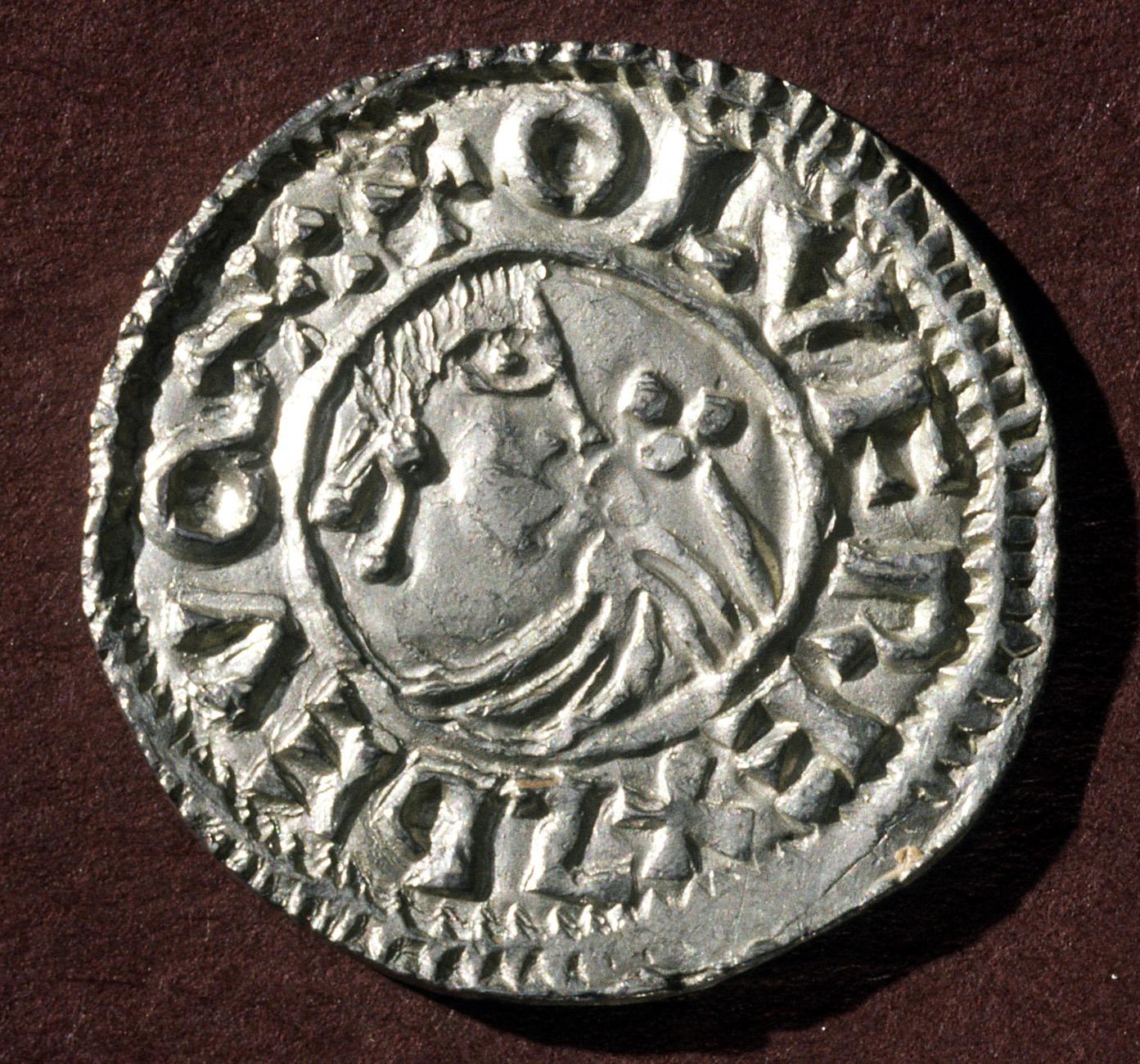 Sveriges första mynt. Präglat under Olof Skötkonungs styre runt 995.