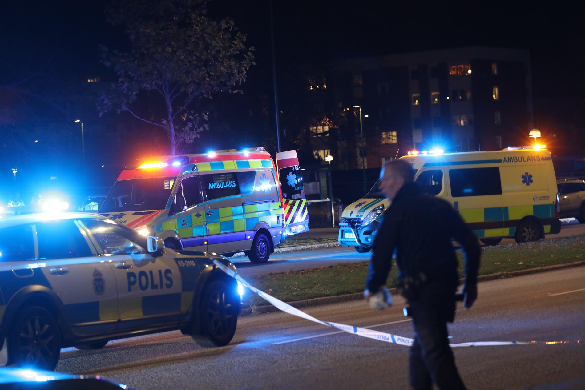 En person fördes till sjukhus efter en skottlossning i Malmö på torsdagskvällen, men hans liv gick inte att rädda.