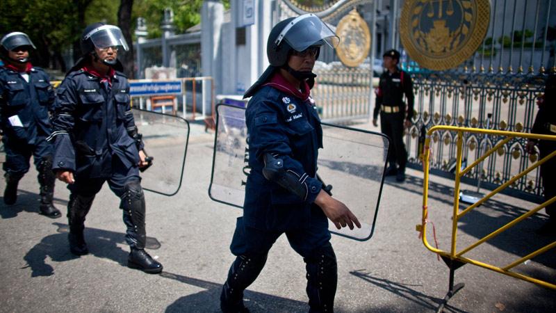 Polis patrullerar utanför domstolen i Bangkok 26 februari i år.