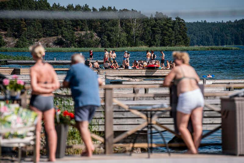 Ett 30-tal personer badar i protest på Drakskeppsvägen i Täby där många hus har bryggor som ligger på allmän mark.